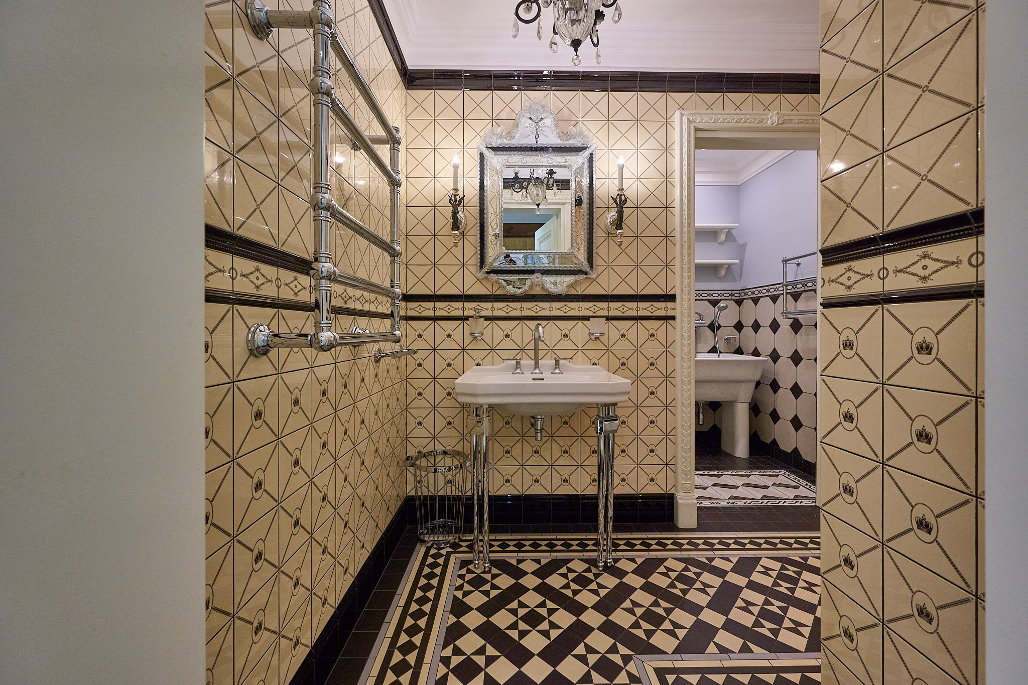 ванная комната кран графитные рисунки светло белый оттенки бежевый  