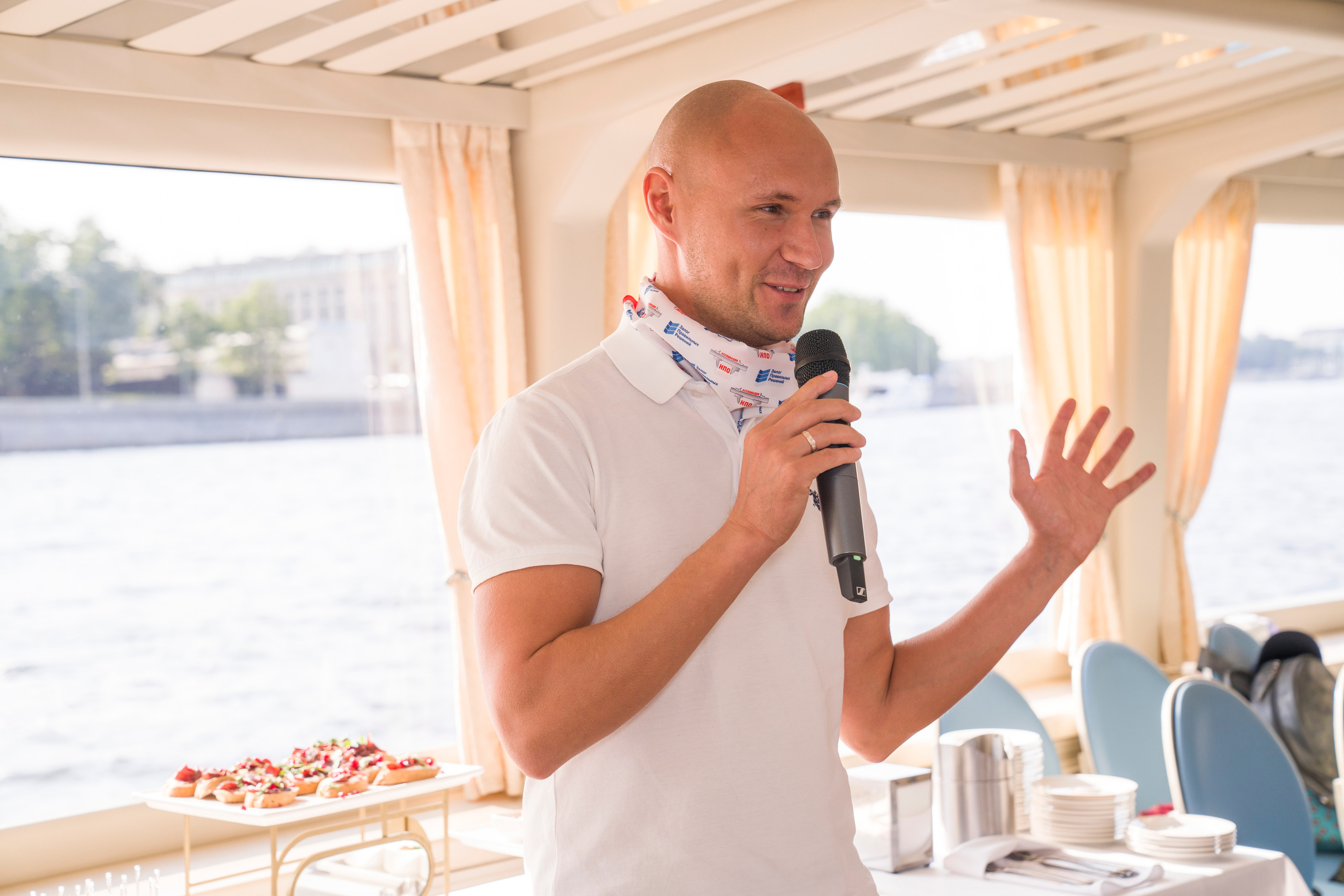 Корпоратив НПО на теплоходе. Фотограф в Санкт-Петербурге. Репортажная и все съёмки для бизнеса