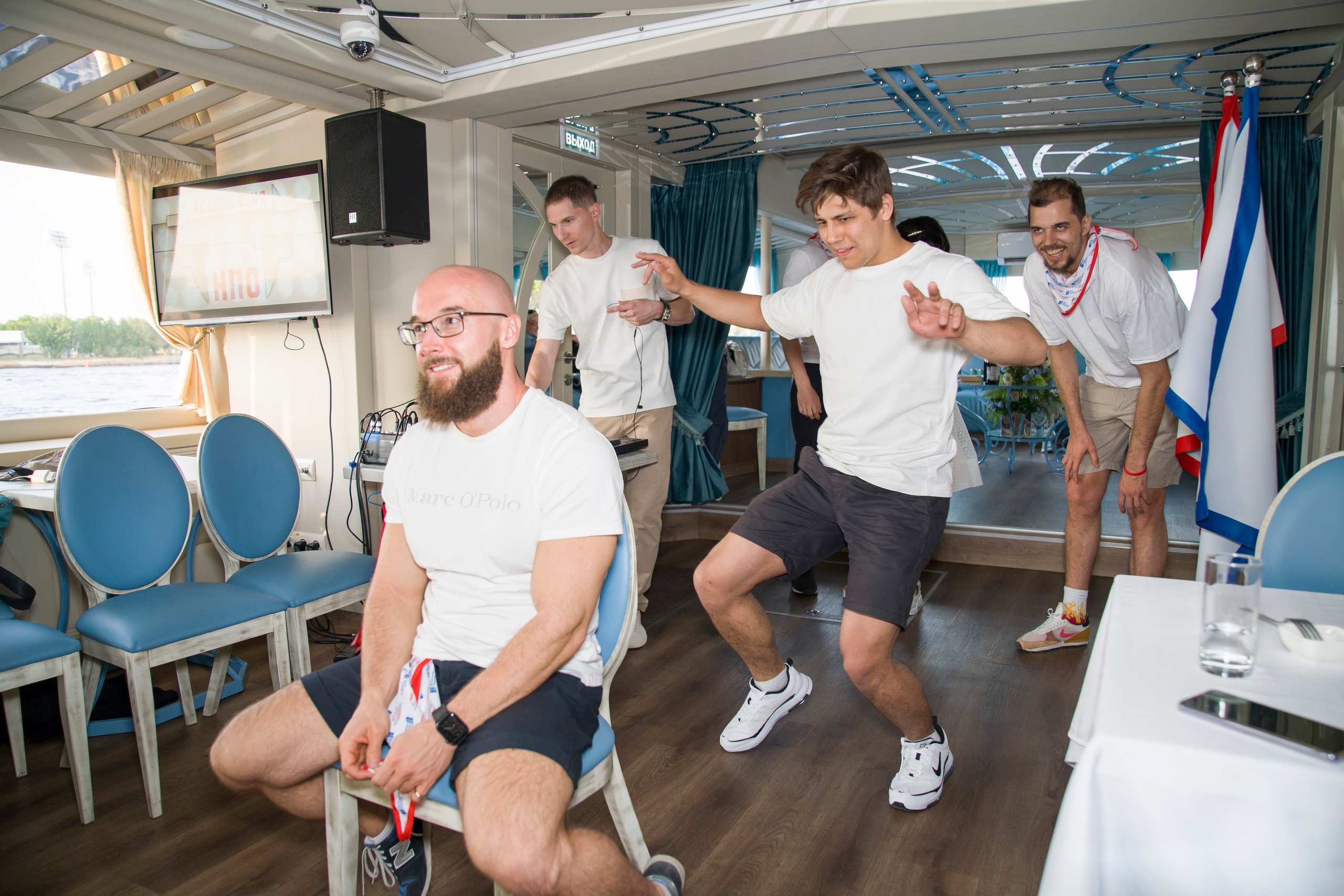 Корпоратив НПО на теплоходе. Фотограф в Санкт-Петербурге. Репортажная и все съёмки для бизнеса