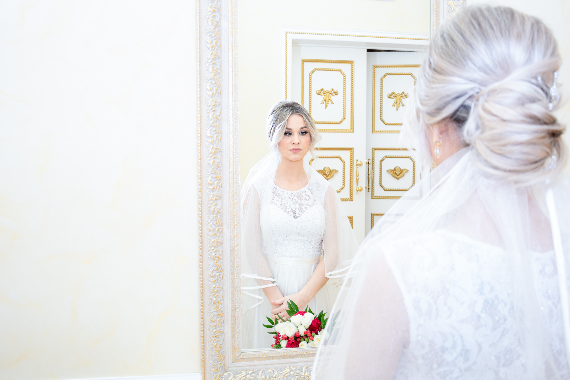невеста у зеркала