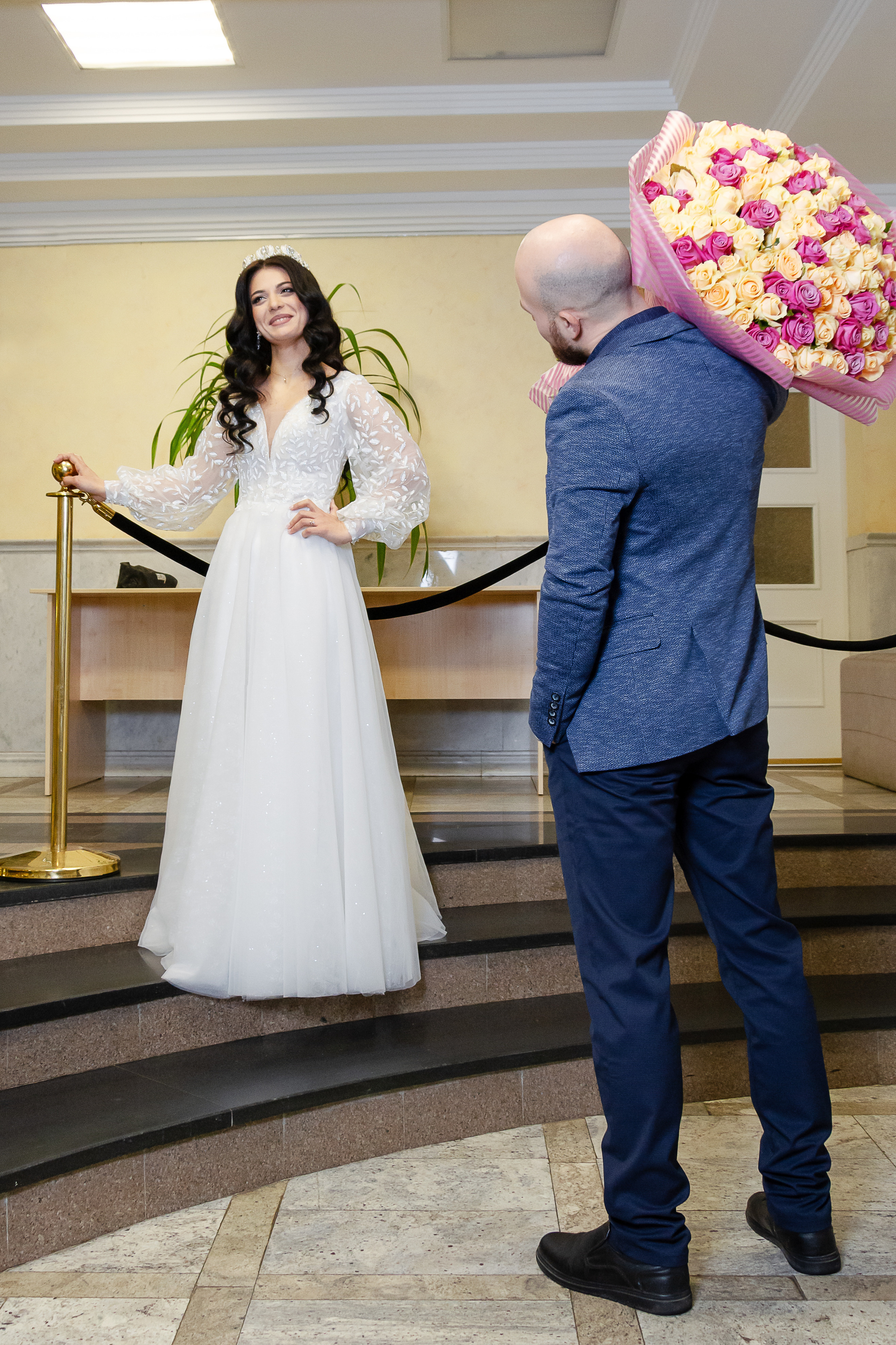 букет роз жених и невеста в загсе