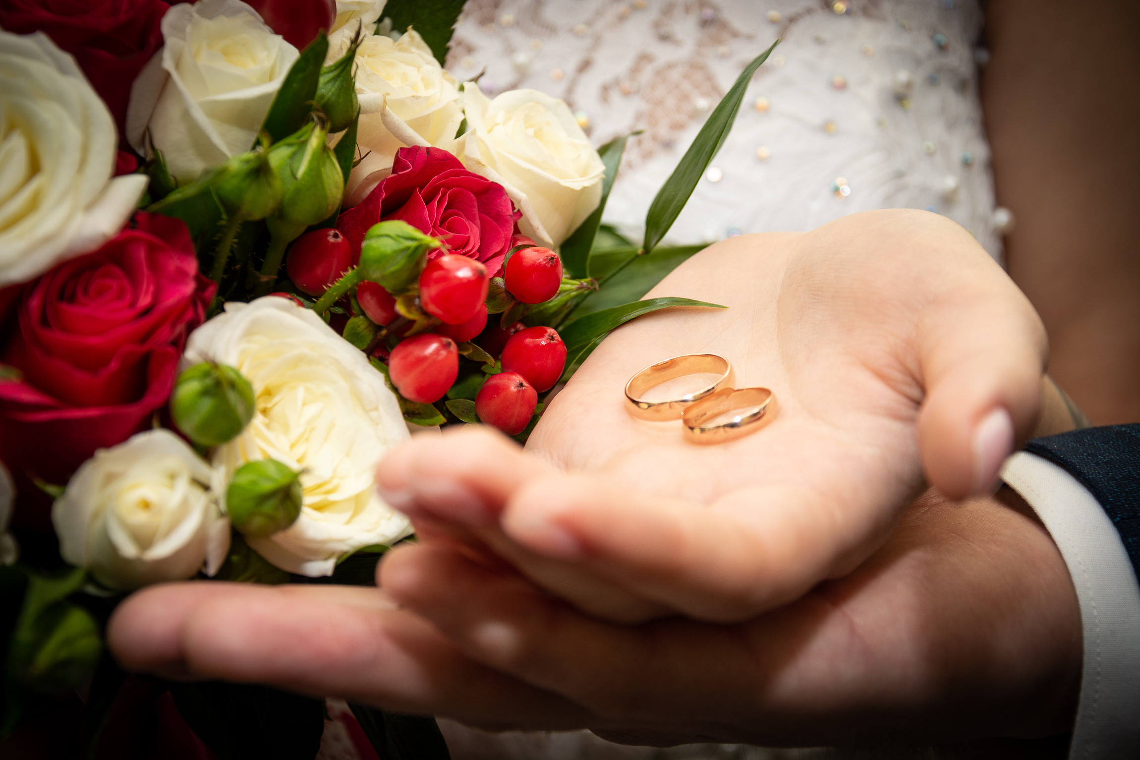 обручальные кольца на ладони