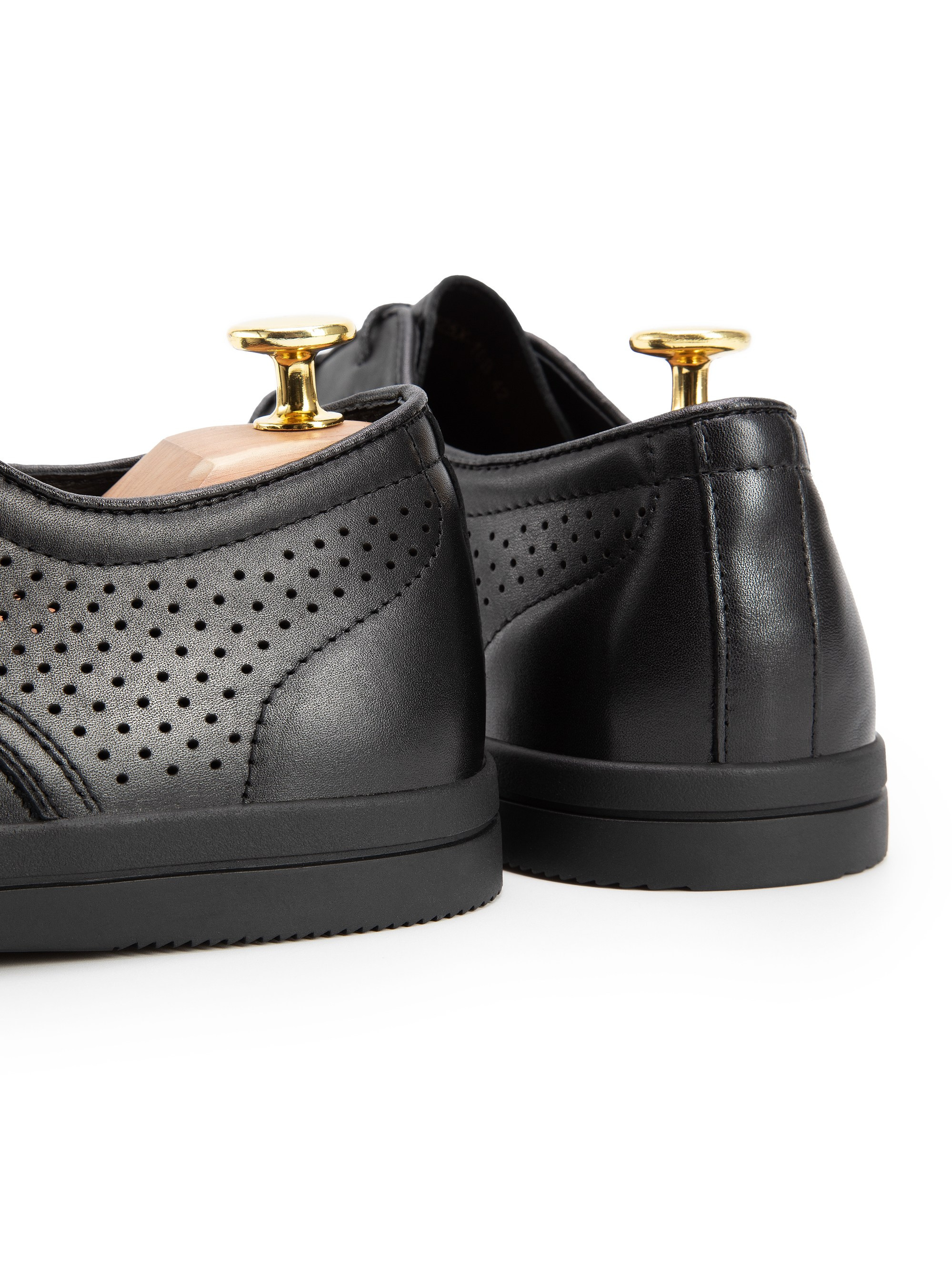 Каталожная фотография обуви. Фотограф в Москве Егор Гончаров