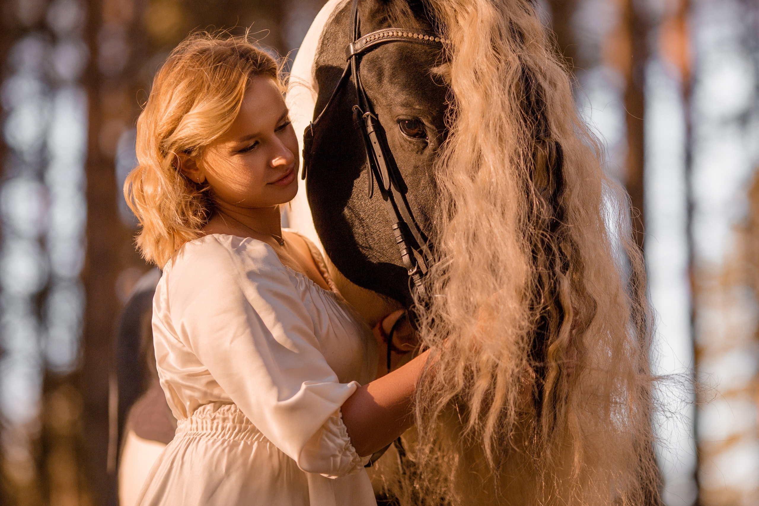 Фотосессия в белом платье в сосновом бору