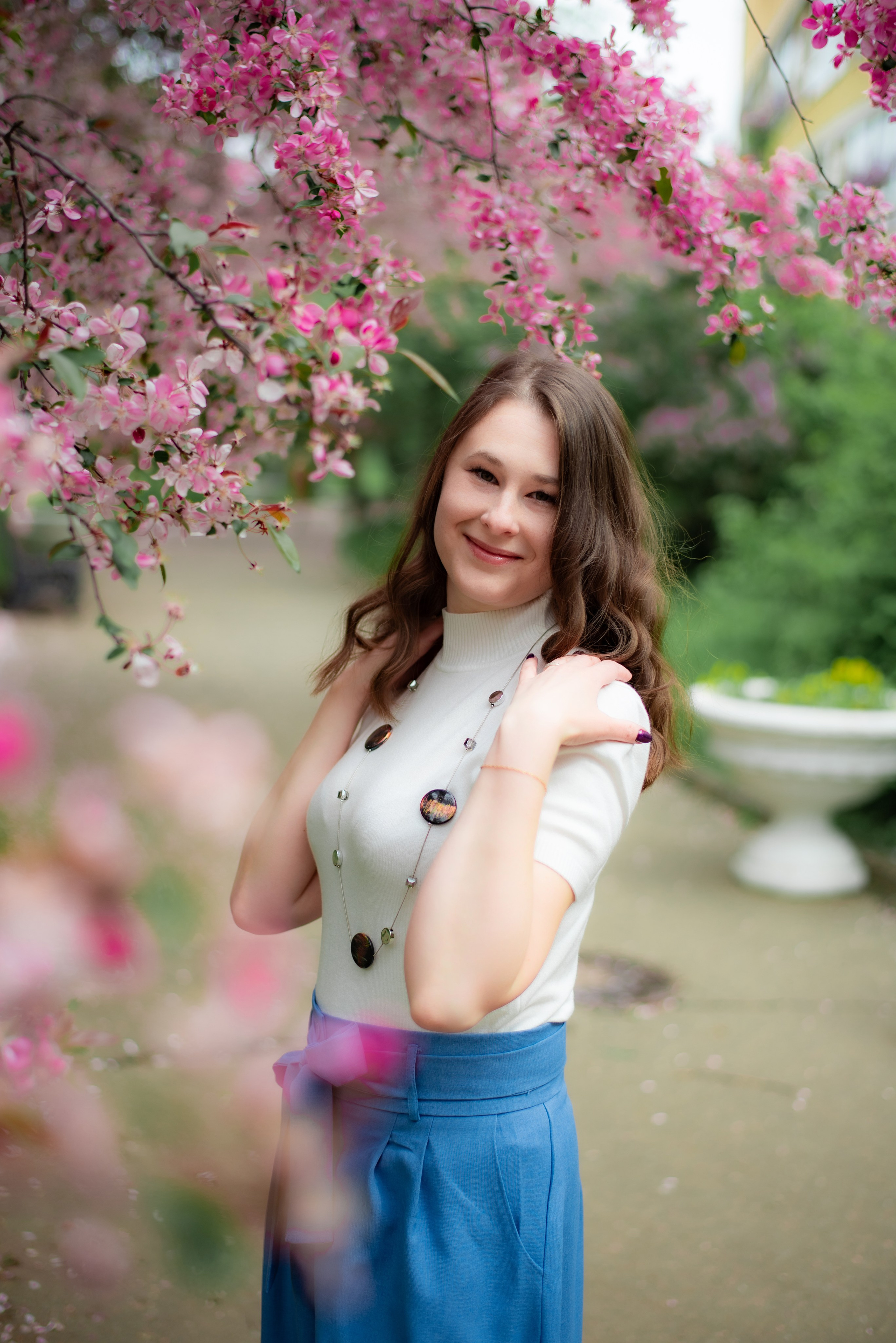 Анна в Екатерининском парке цветение яблонь. Фотограф в Москве Тамрико Федосеева