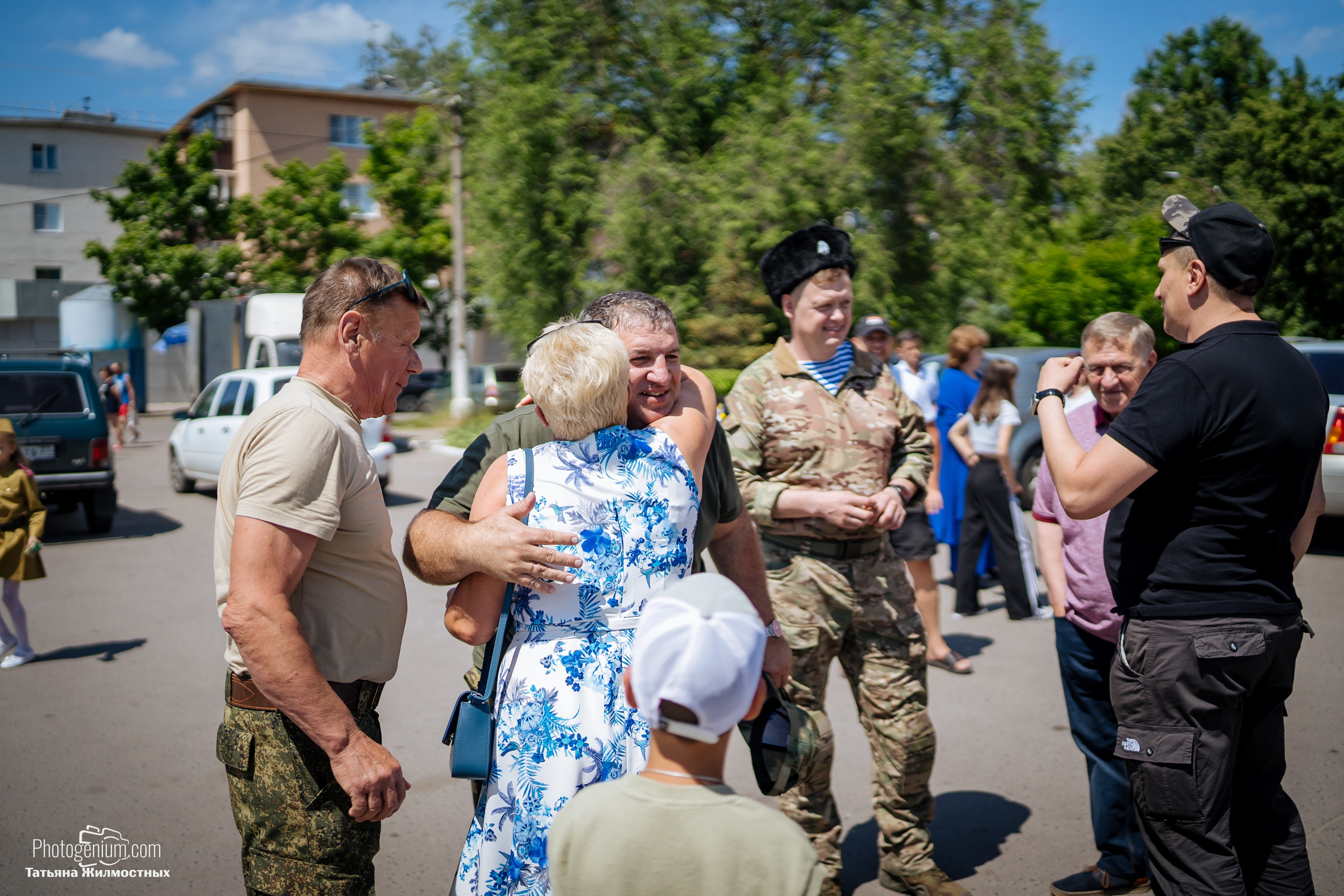 8 июня «Патриоты из Курска» сбор гуманитарной помощи у кинотеатра «Родина». Фотограф Нижний Новгород Татьяна Кейод