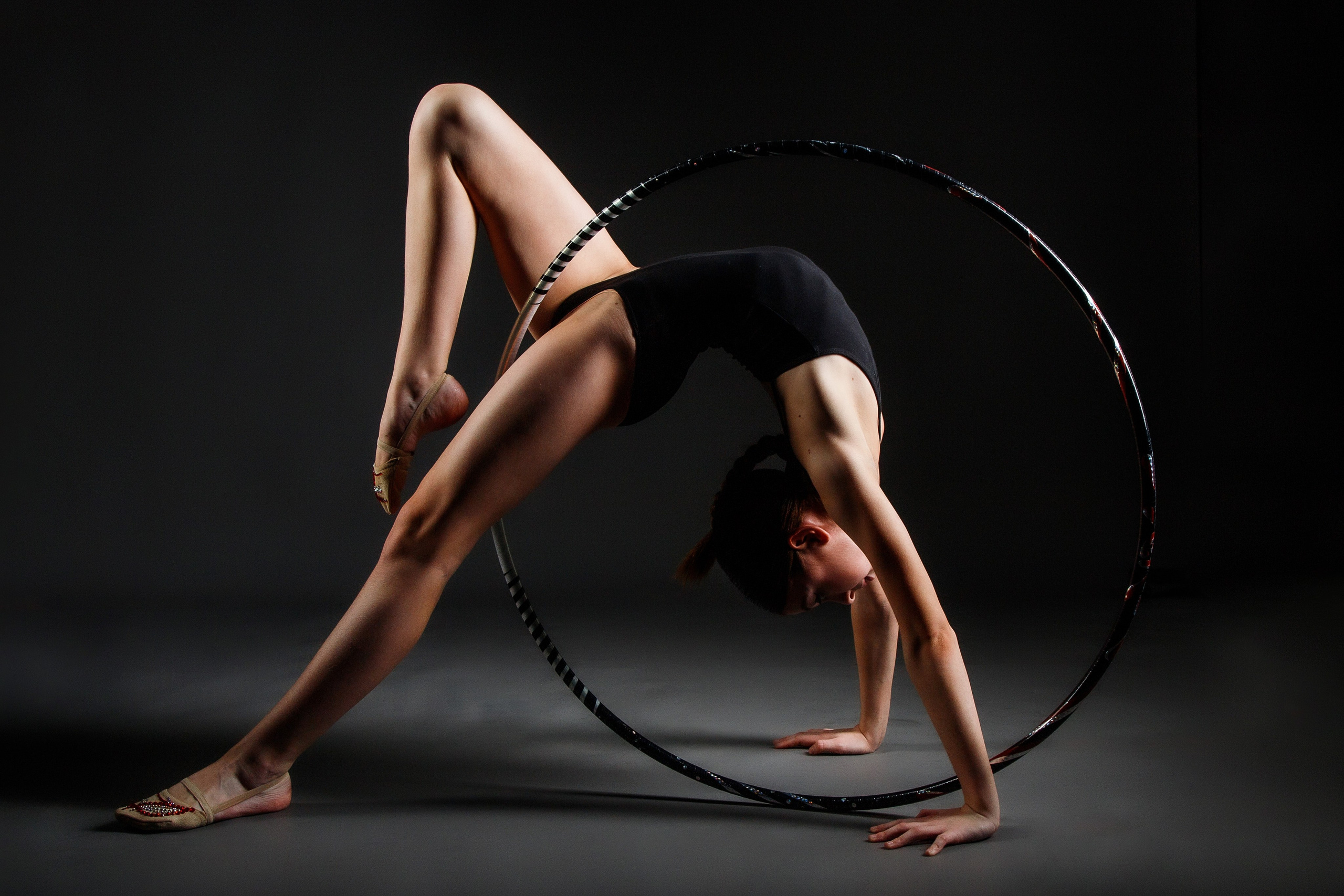 Гимнастка с обручем в позе мостик