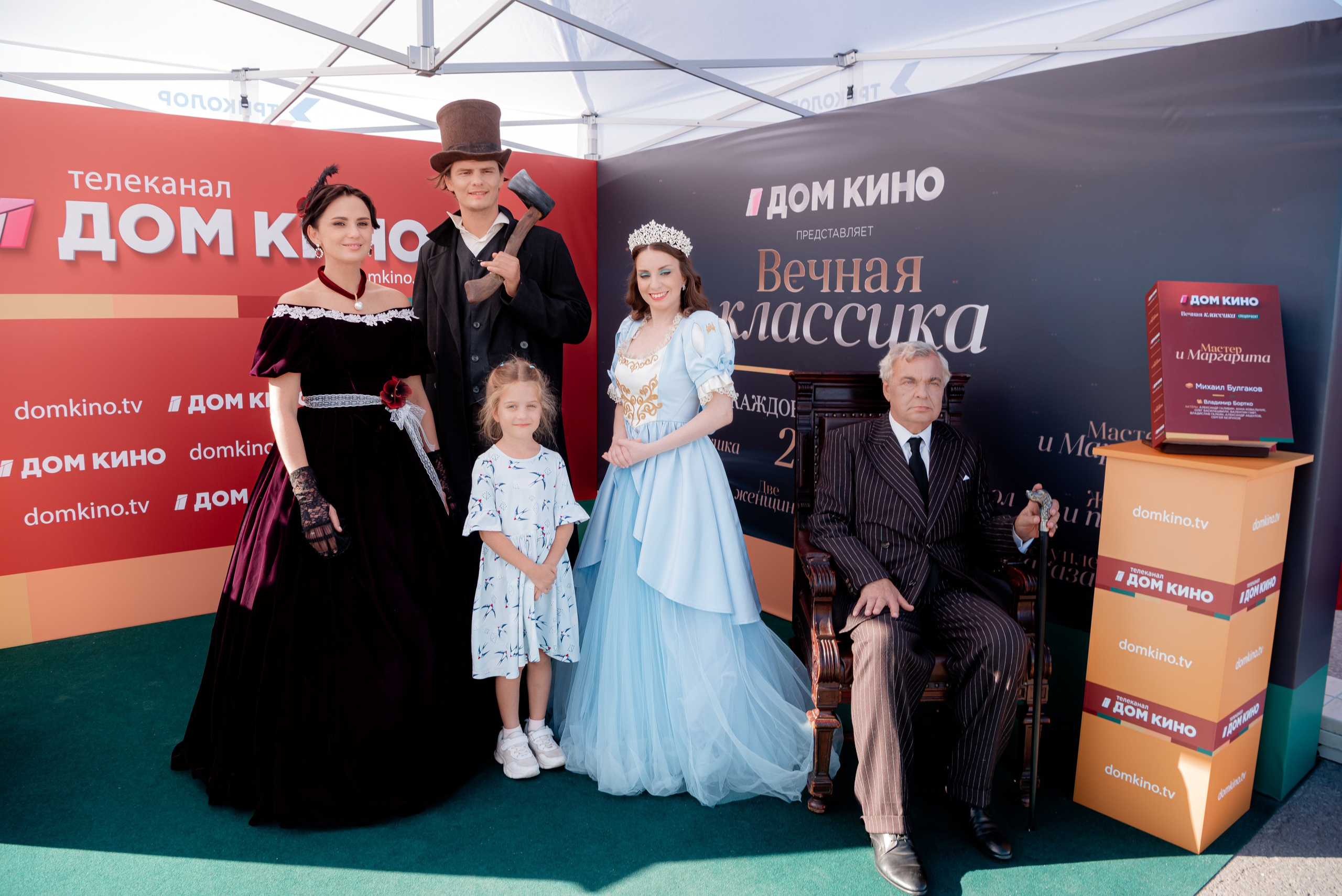 Портретные фото с артистами в палатке Триколор Дом Кинов на день города Волгоград. Фотограф в Волгограде и Волжском Александр Горбань