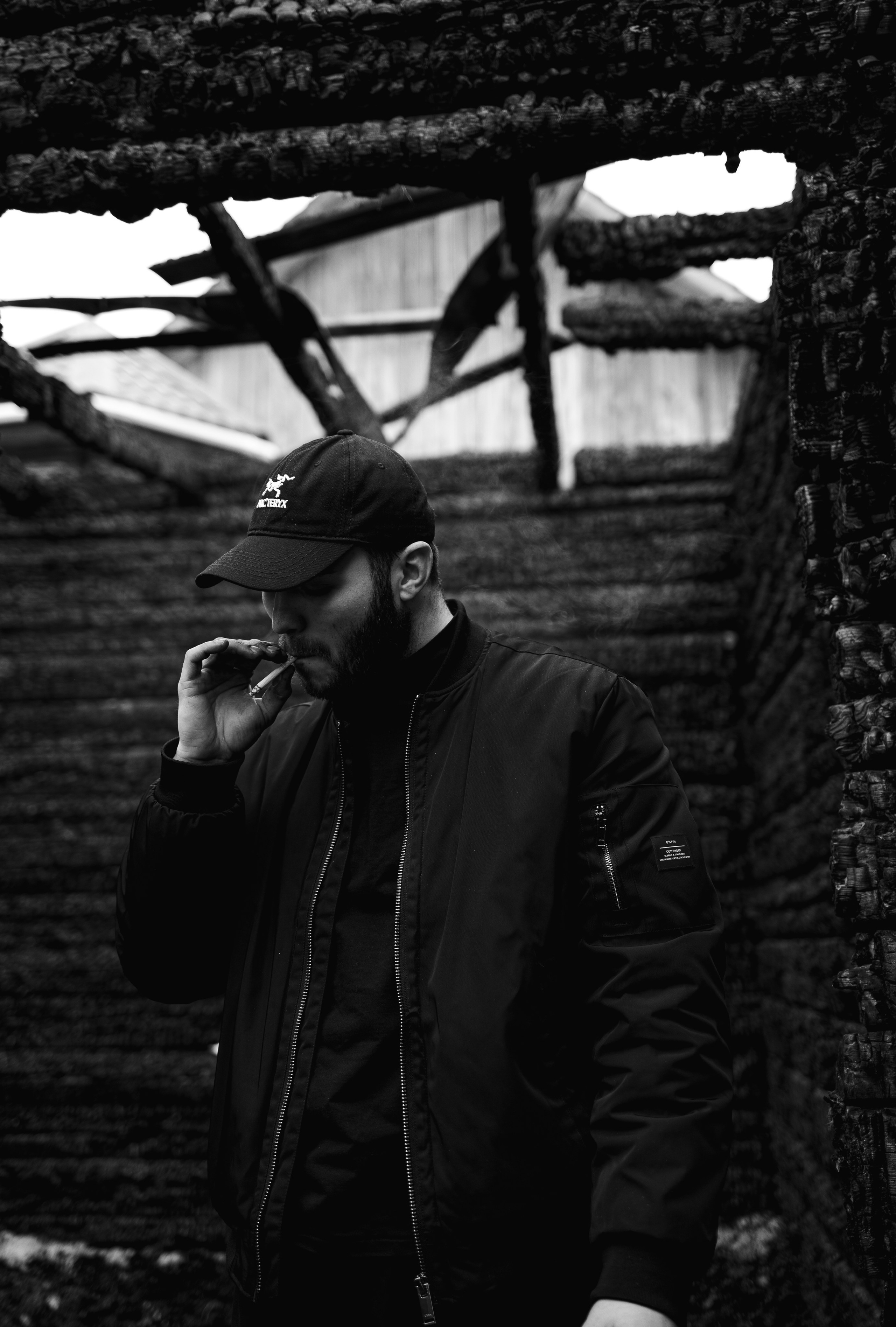 Илья за 1 час до сноса дома, который сгорел у нас в 2023. Семейный фотограф Надежда Каримова | Иркутск Байкал Аршан