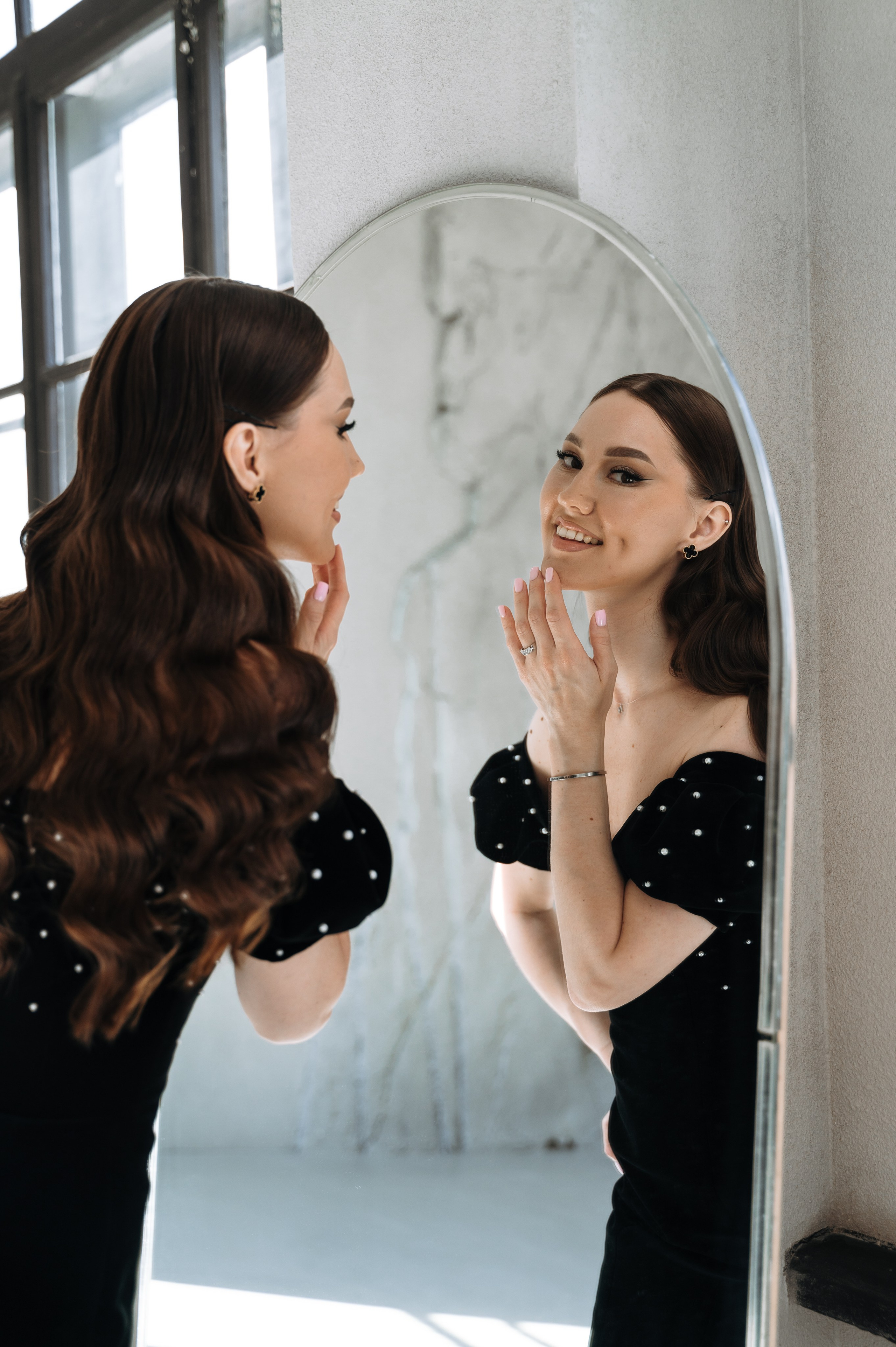 женская фотосессия с отражением в зеркале 