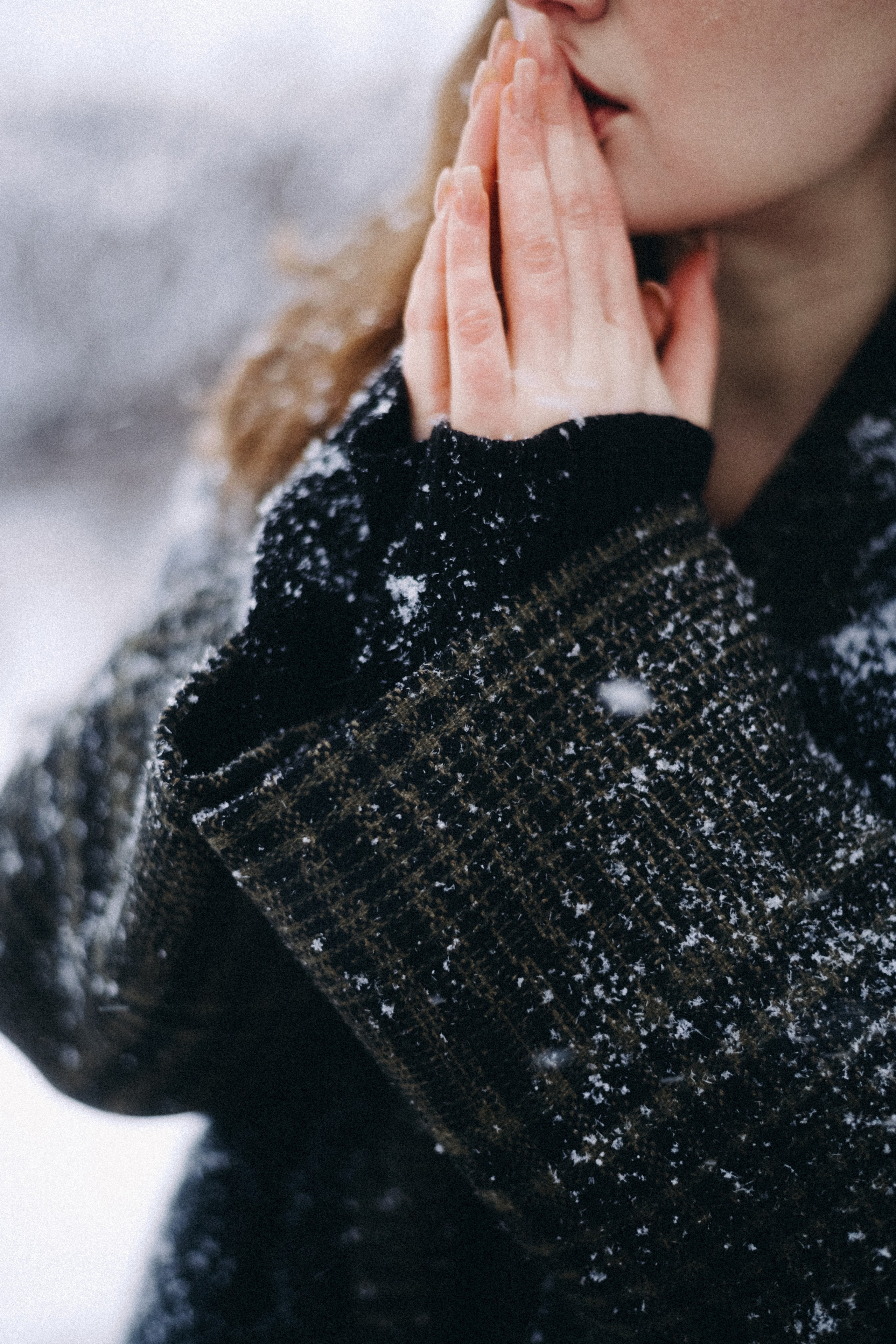 Женский портрет в снегопад