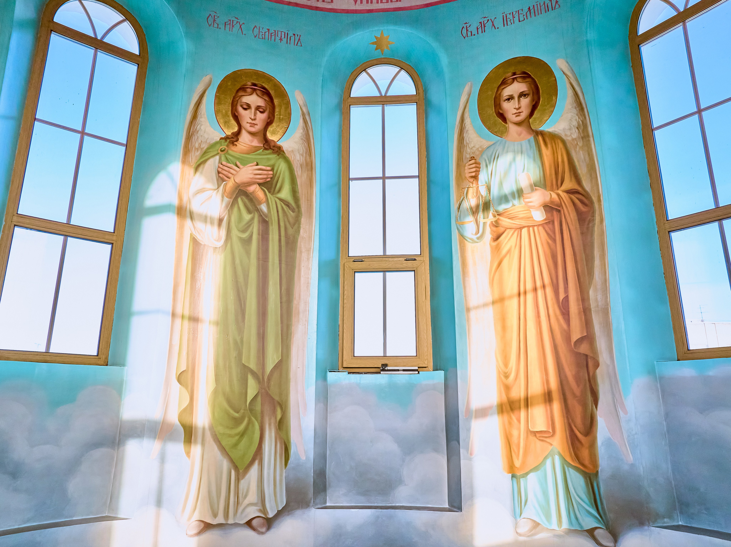 Фрески Архангелов Селафиила и Иеремиила в барабане купола храма Преподобного Серафима Саровского.  г. Дзержинск