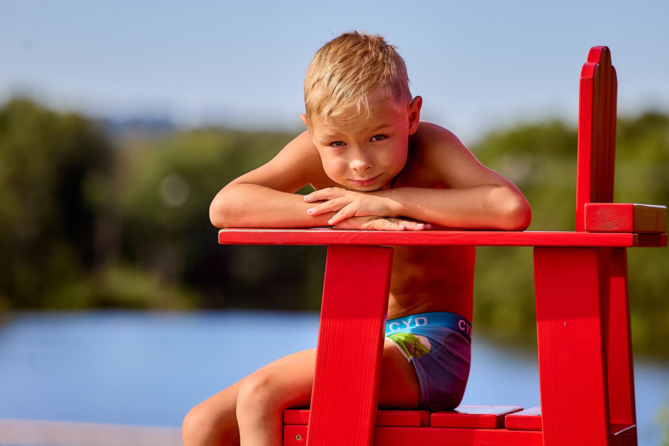 Семейная прогулка летом на озере