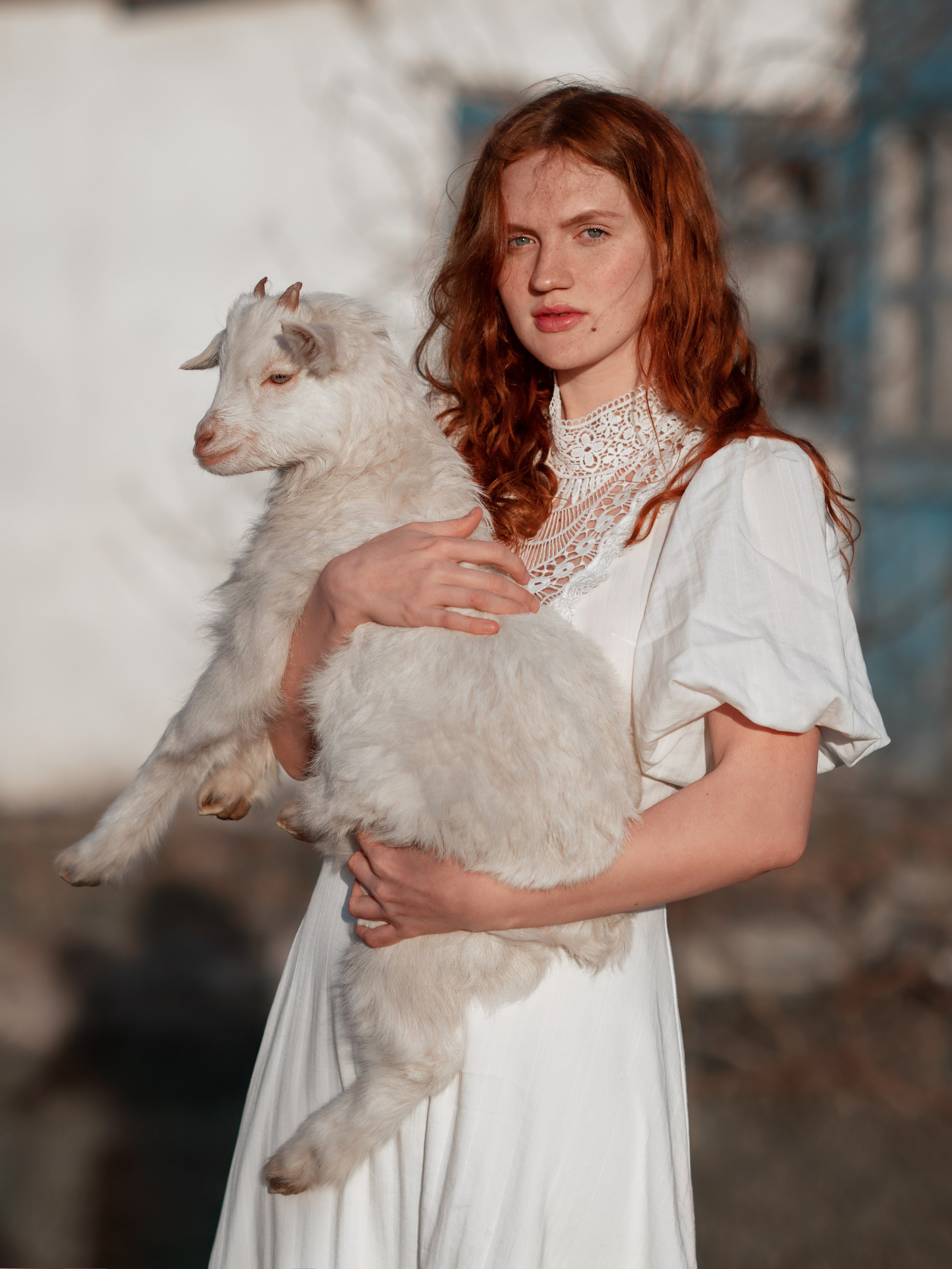 Девушка и белый кошленок