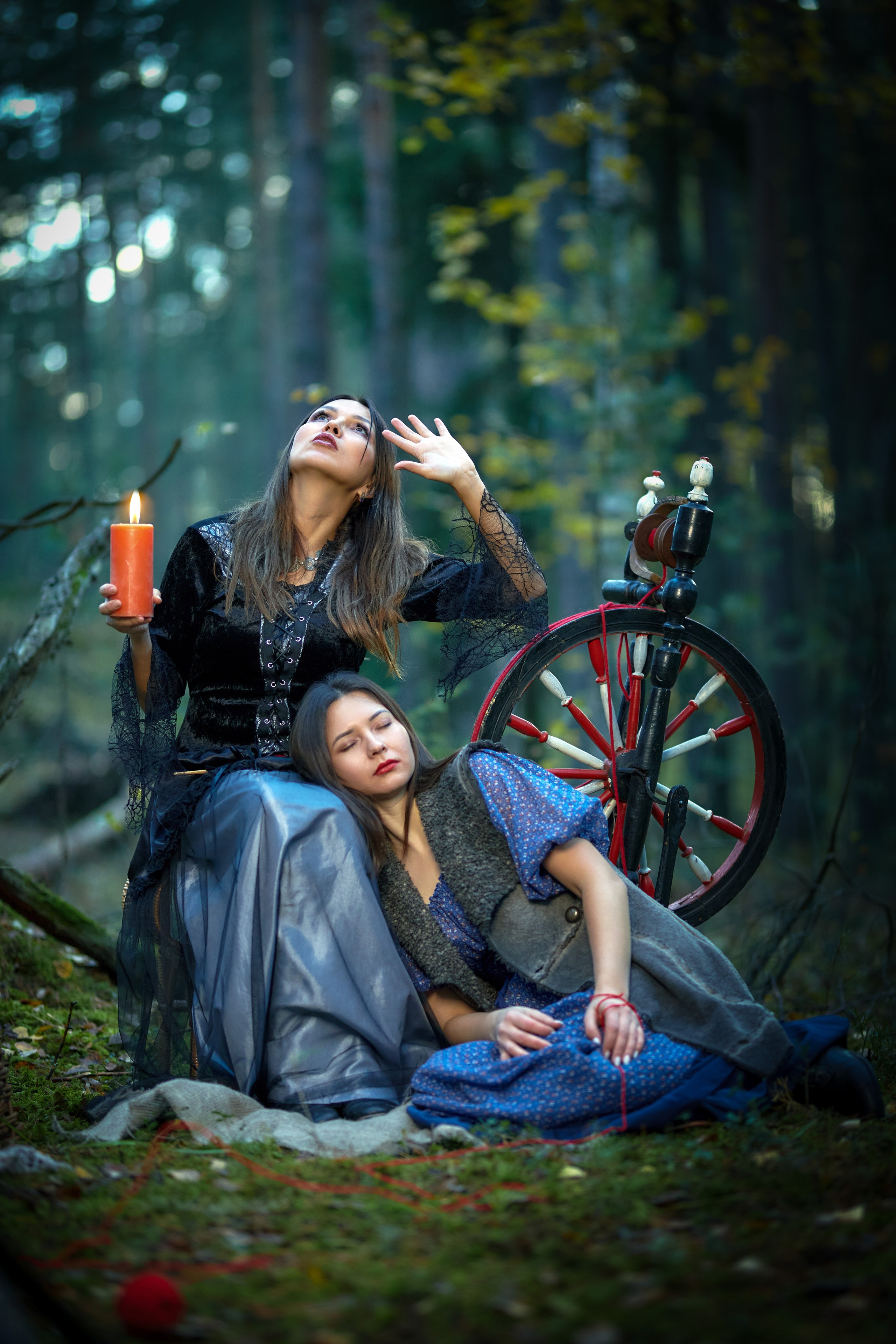 Колдунья ворожит держа в руках свечку