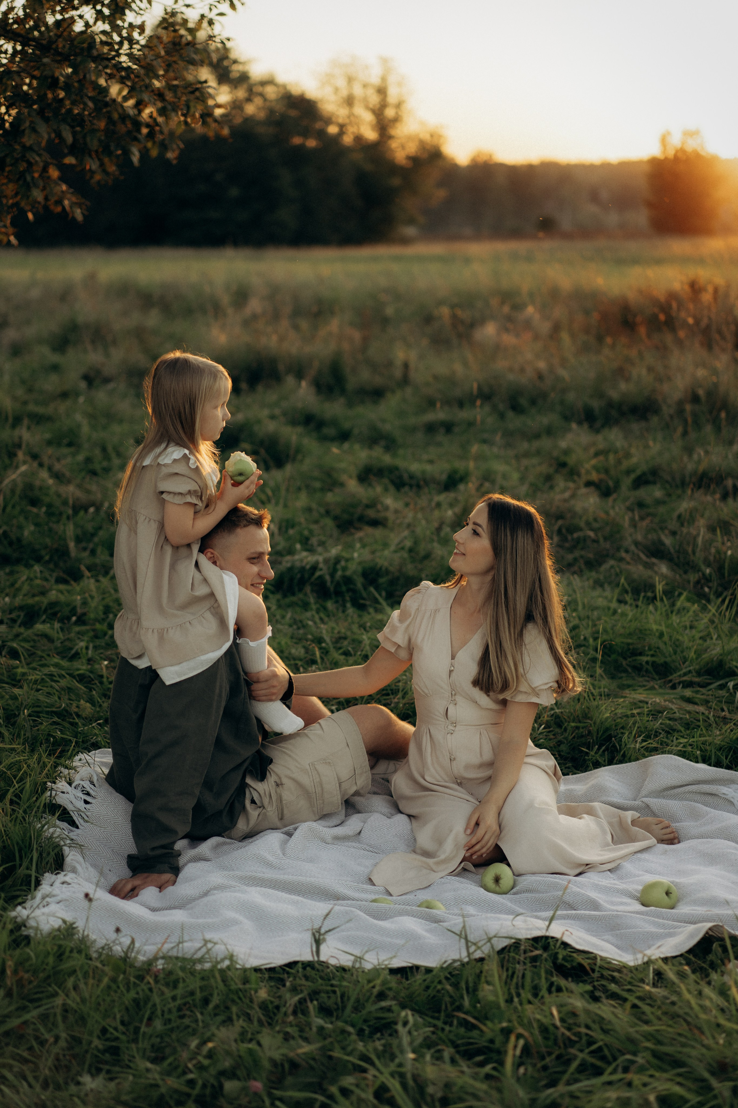 Летний вечер в поле. Семейный lifestyle фотограф в Москве Рената Рафикова