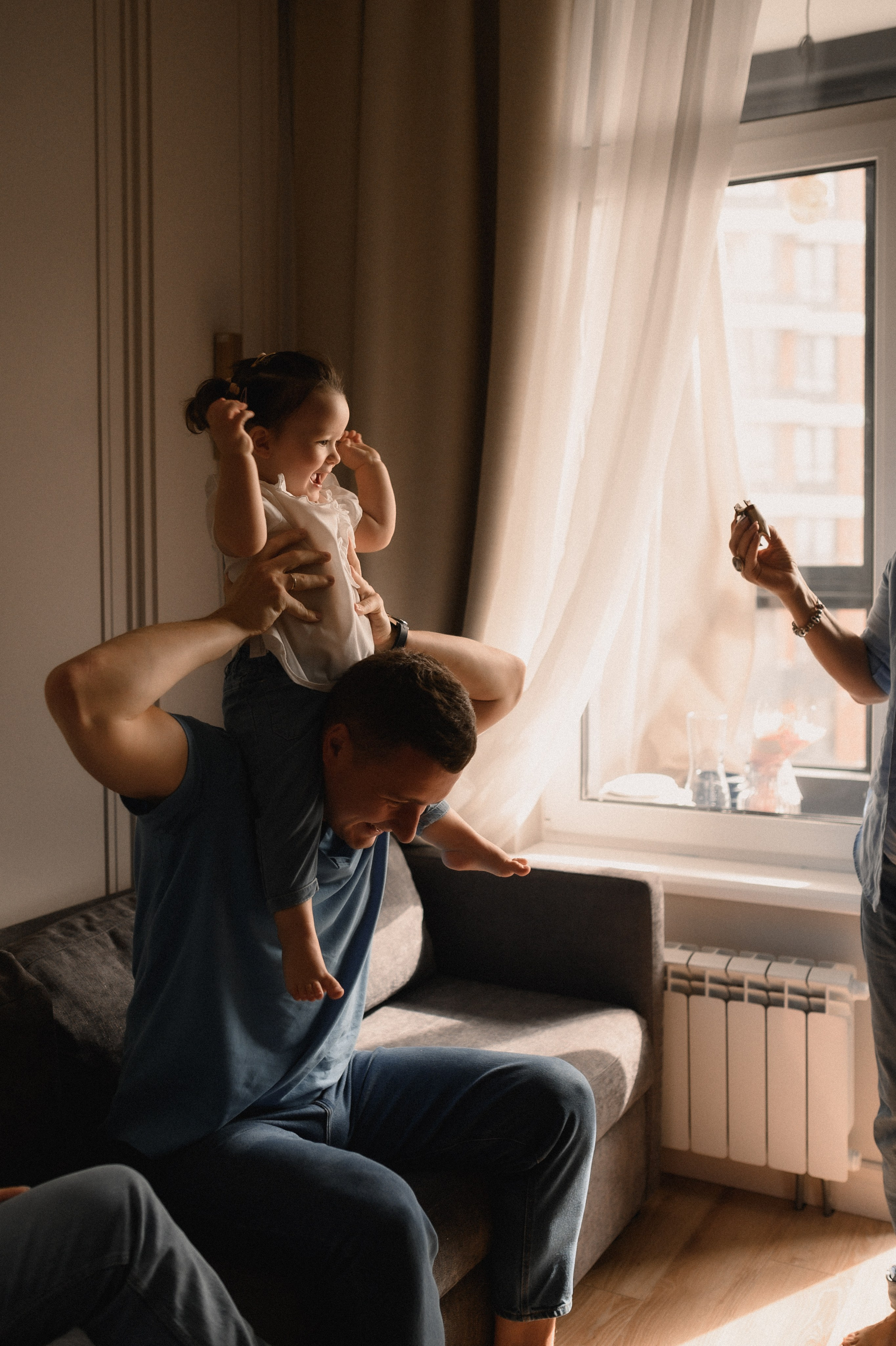 Саша, Таня, Мира и бабушка дома. Семейный и свадебный lifestyle-фотограф в Москве Мария Петрова