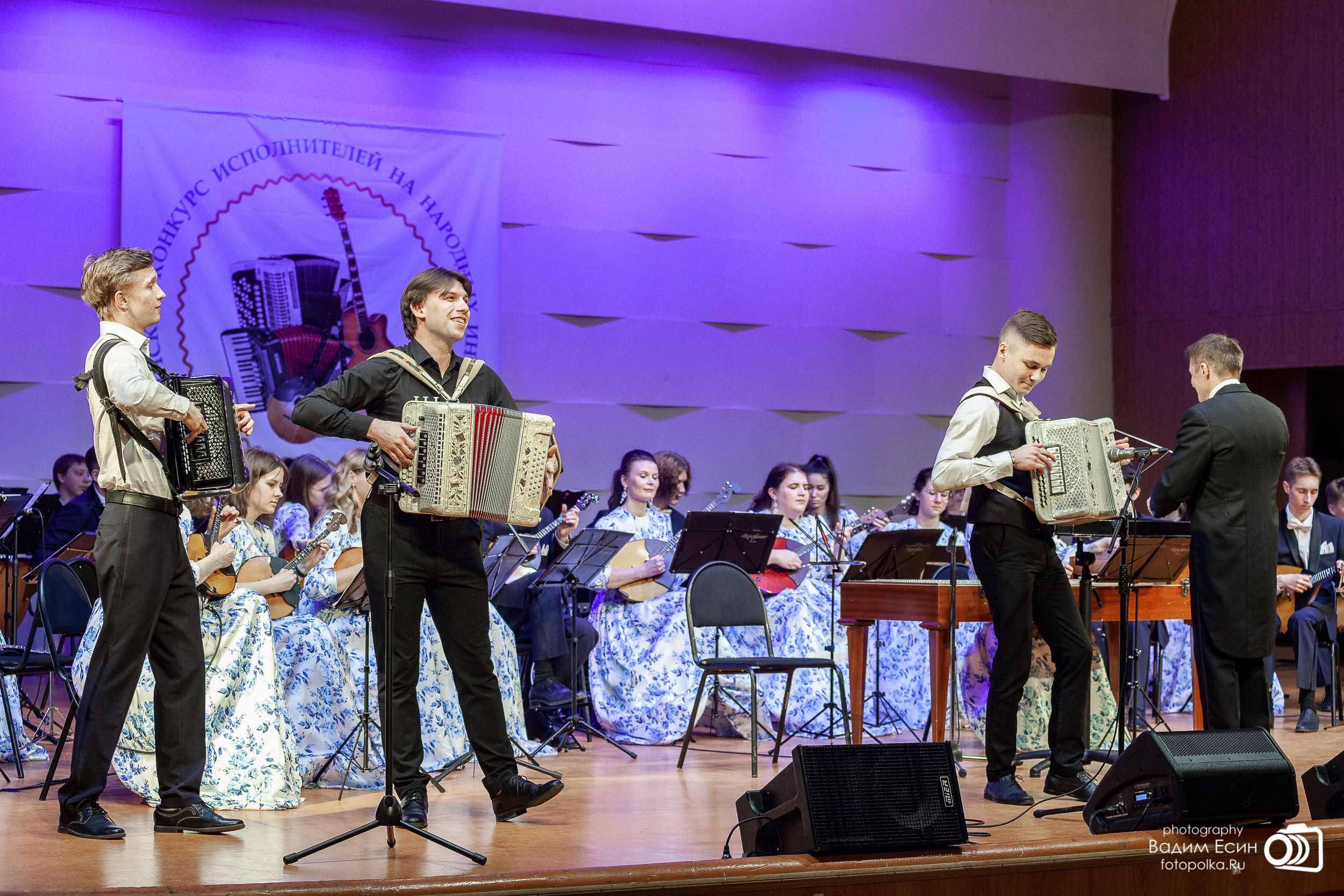 гармонисты Антон Труфанов и Антон Попов, Евгений Андреев (справа)