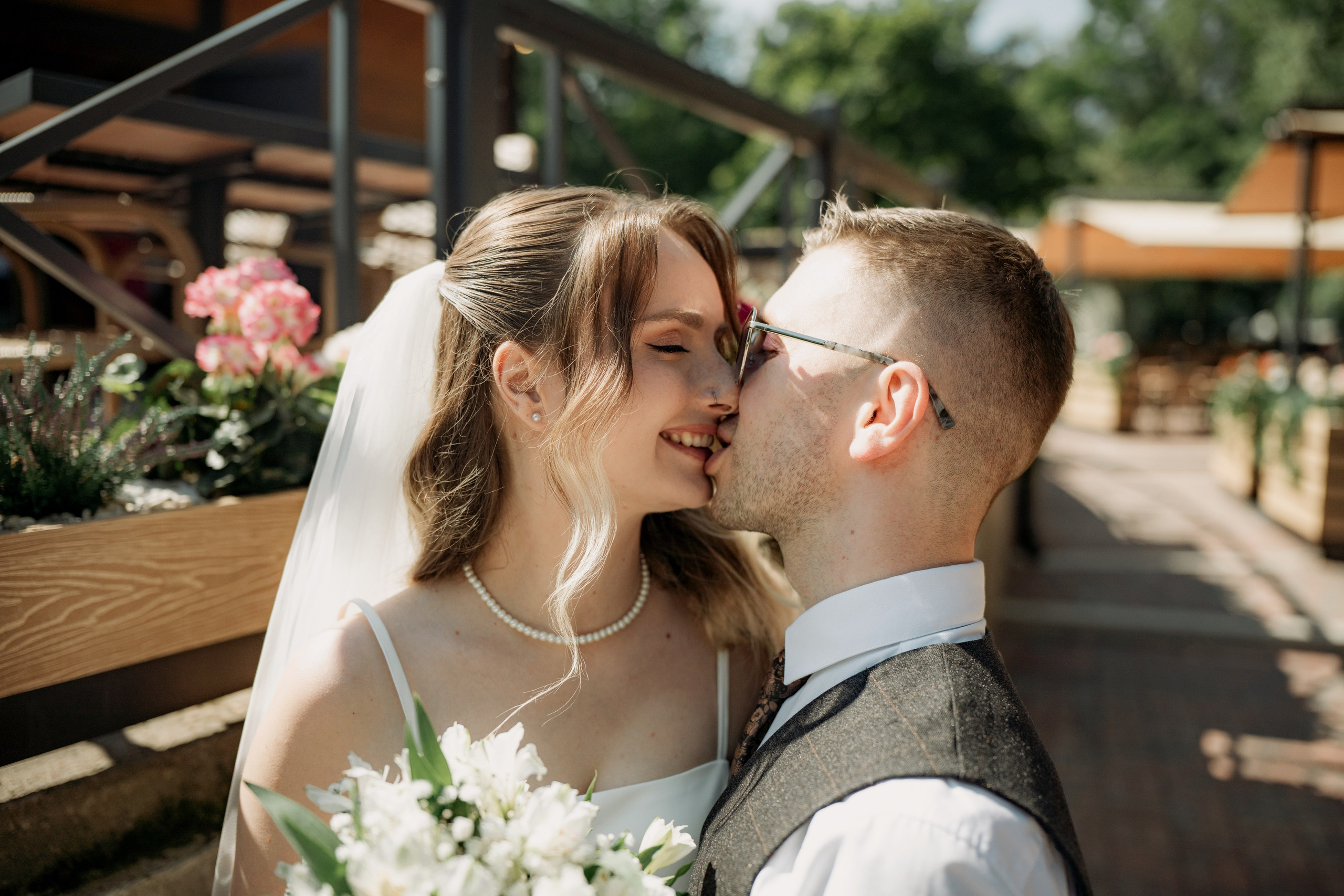 Свадебная фотосессия в ЗАГСе Петергофа. Свадебный фотограф Александр Невский в Санкт-Петербурге