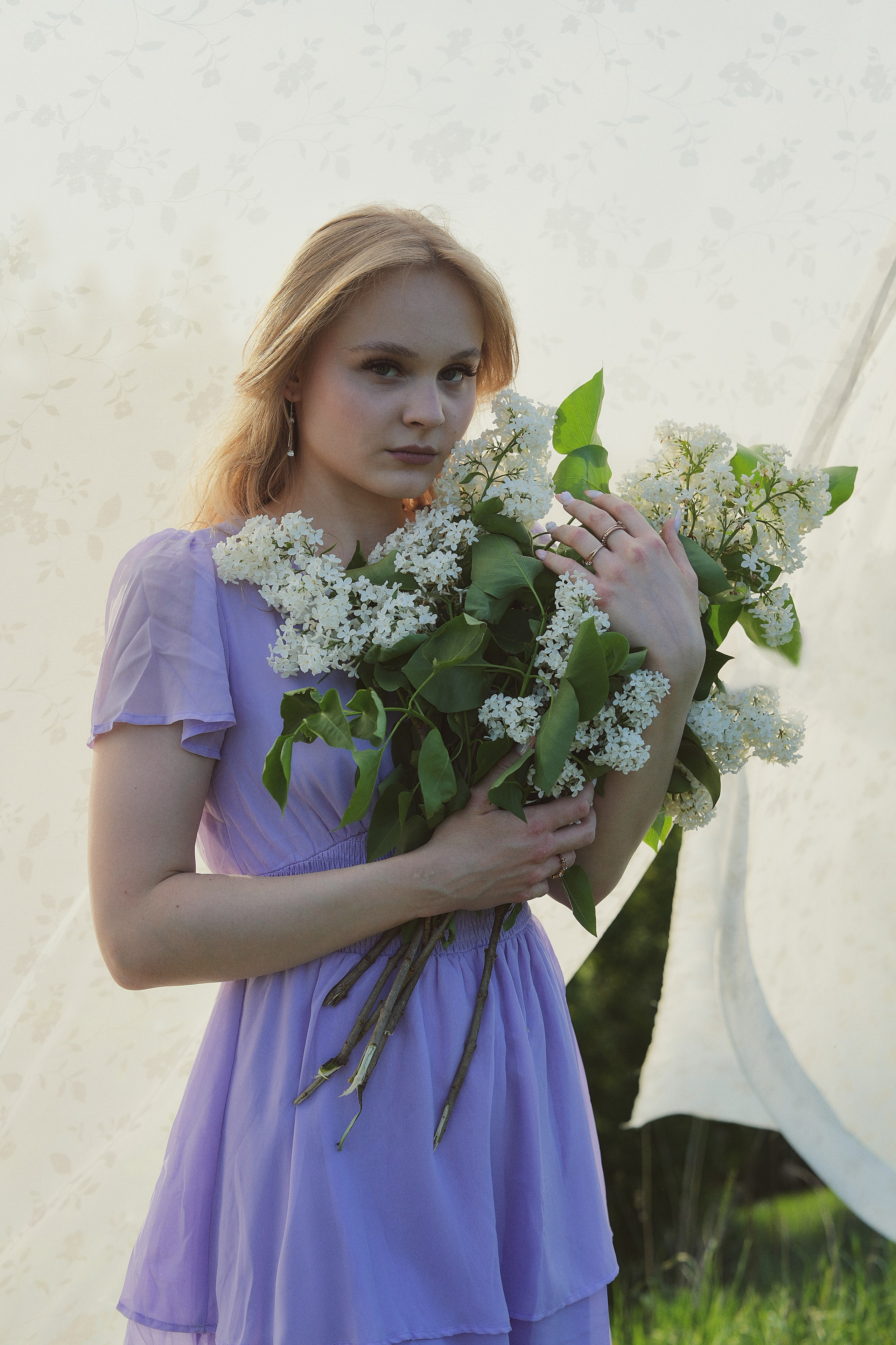 Съемка Кати в контровом свете с белой сиренью. Фотограф Светлана Боровикова в Домодедове