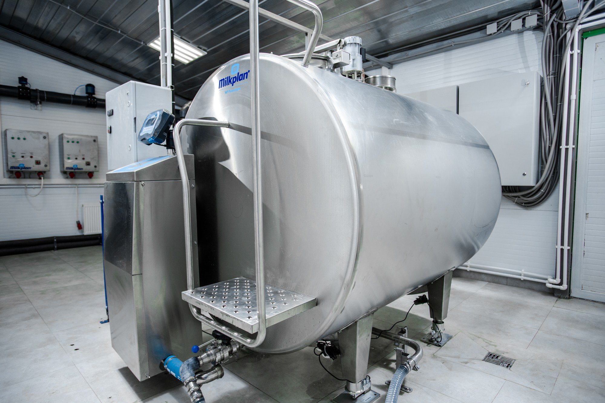 Оборудование хранения молока. Репортажный, промышленный и маркетплейс-фотограф Дмитрий Чернат