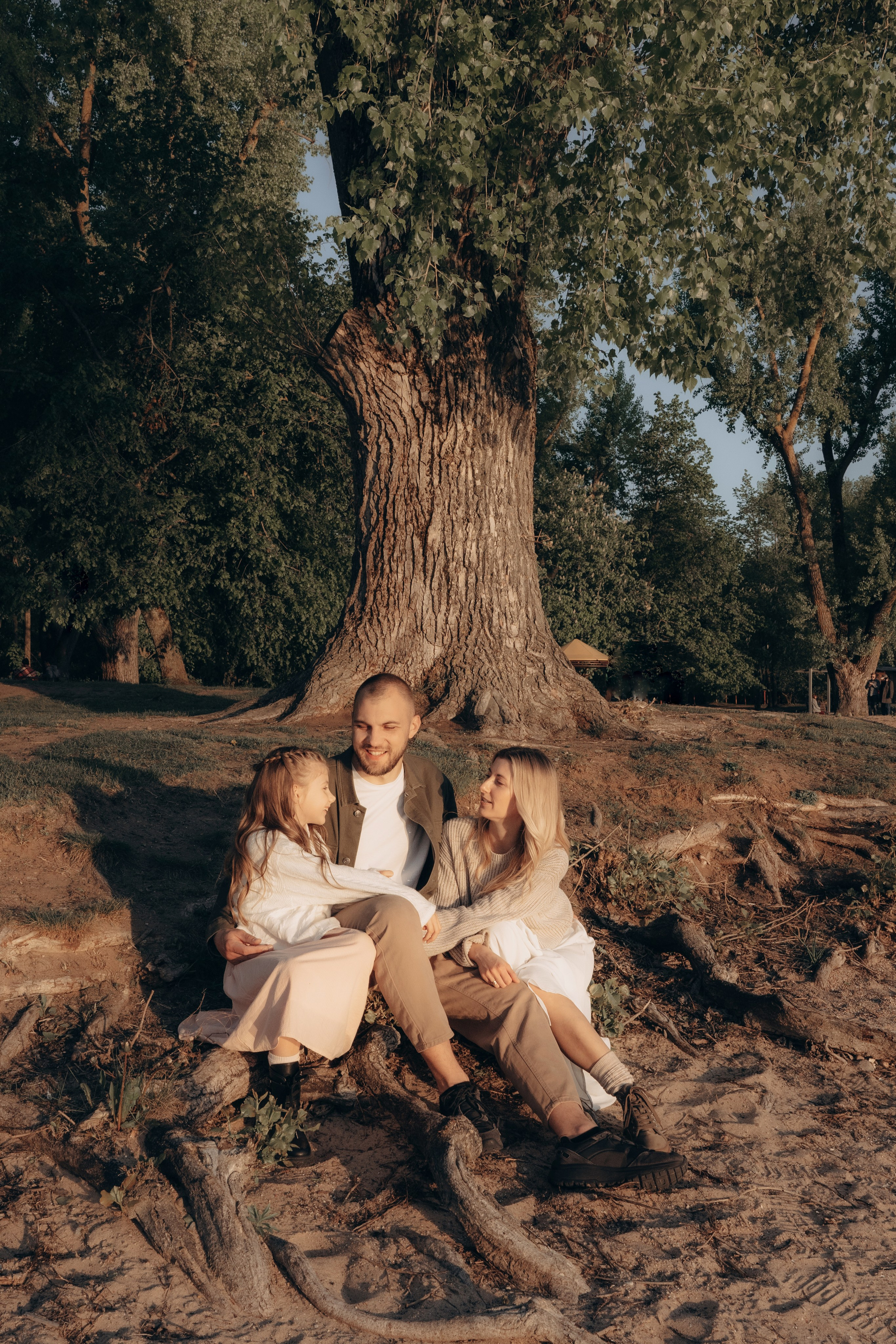 Весеннее тепло семьи на берегу Минского моря. Ваш семейный фотограф в Минске — Вика Трегубова