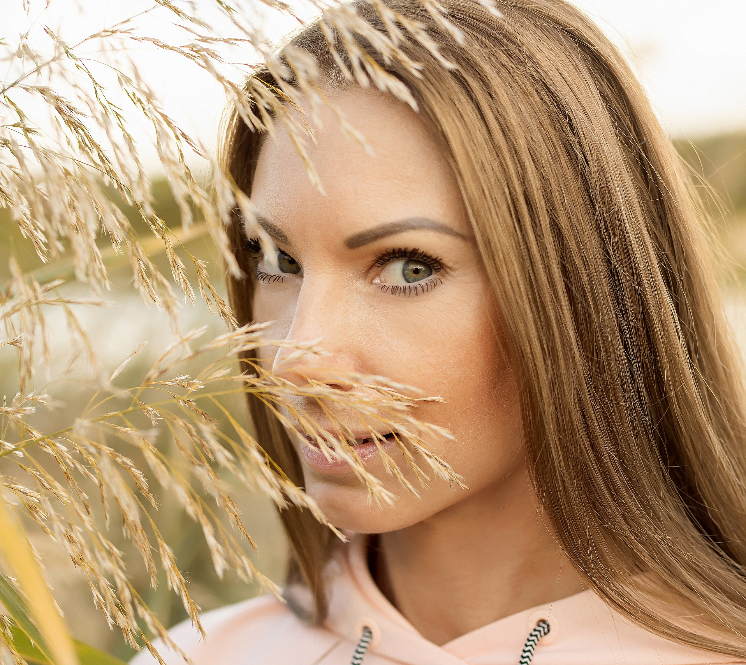 Фотограф Самара Татьяна Гузева - портрет женщины в траве