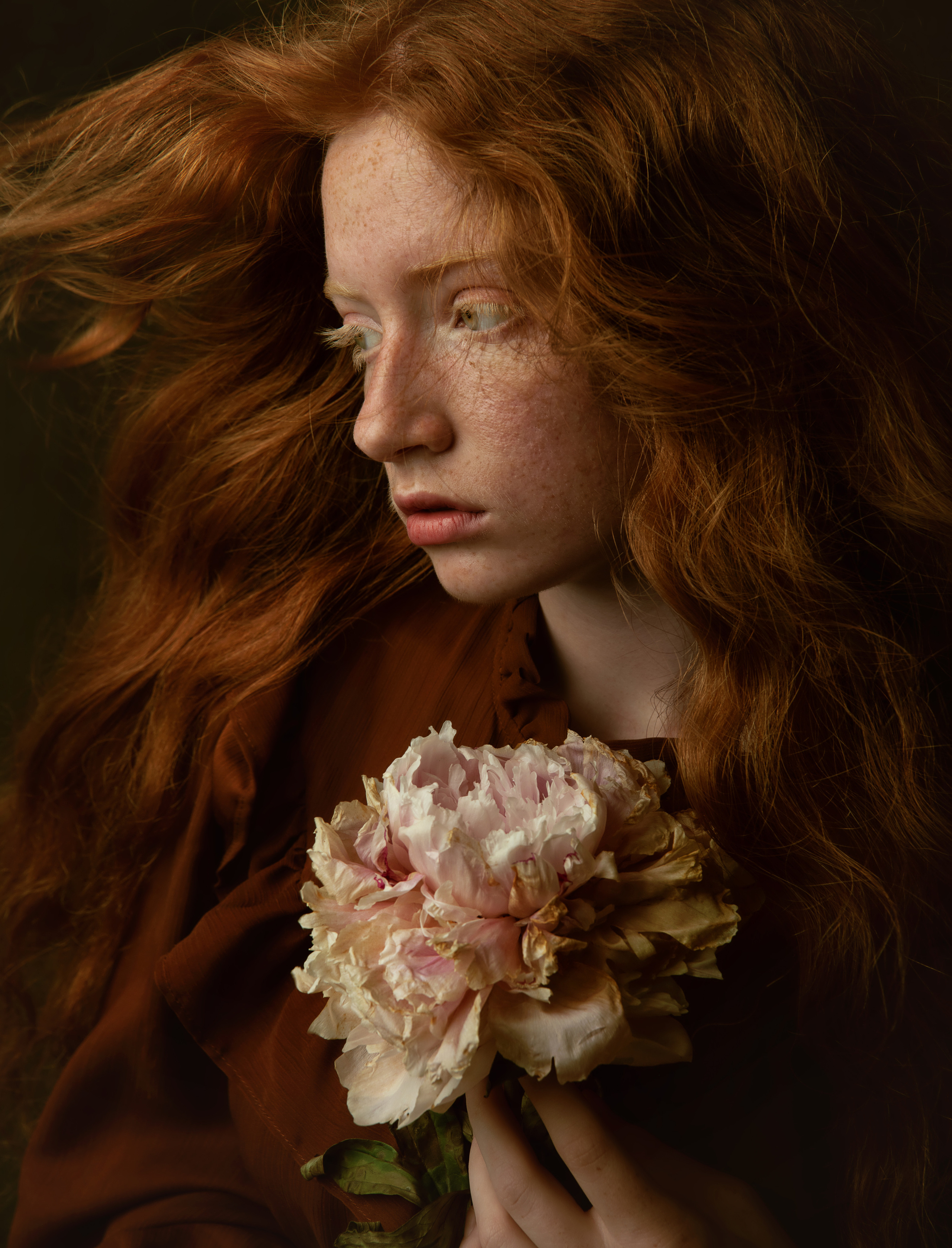 Женский портрет с длинными волосами.