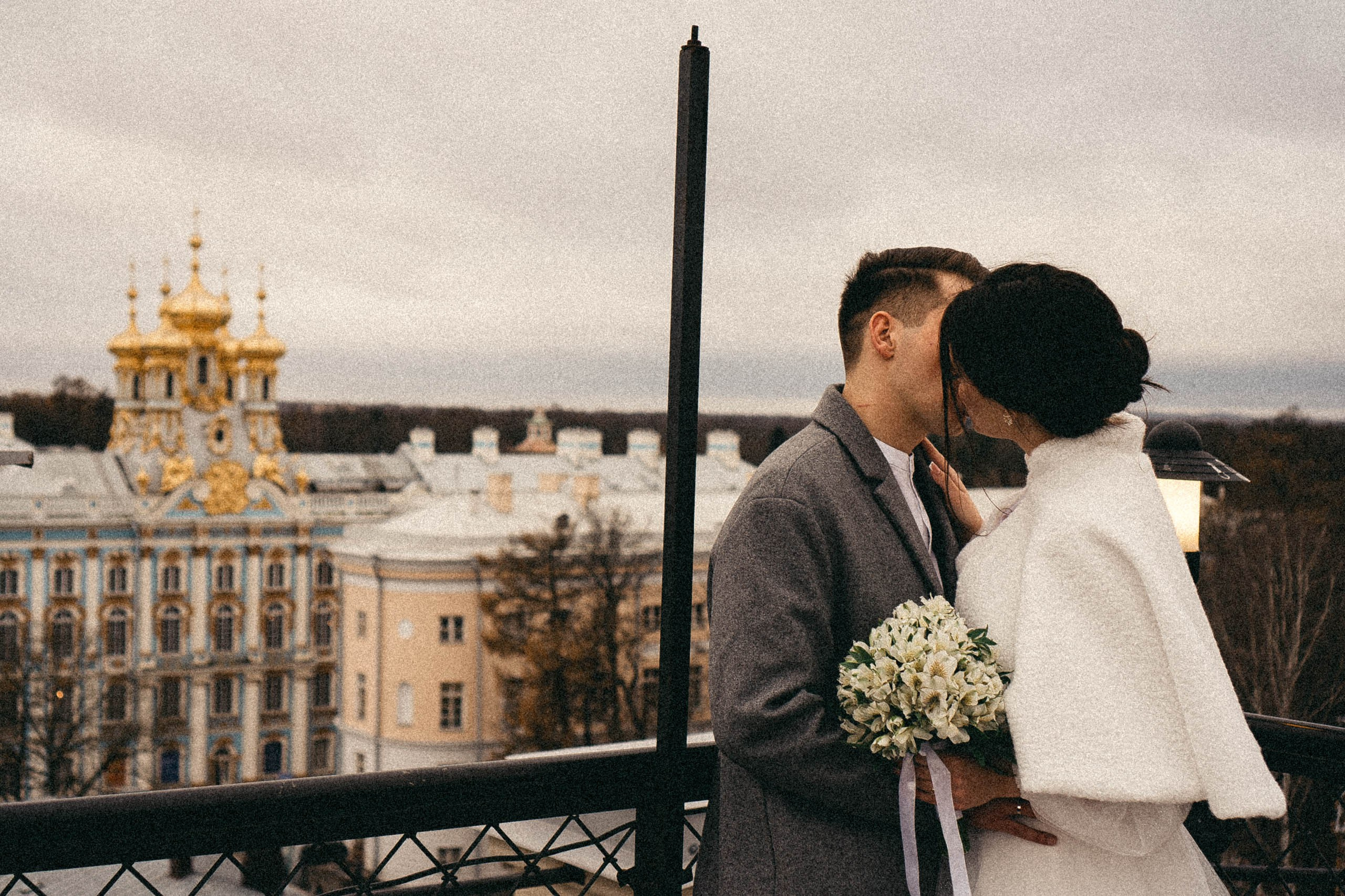 СВАДЕБНАЯ СЬЕМКА ПАРЫ В ГОРОДЕ ПУШКИН В ПАРКЕ ЕКАТЕРИНЕНСКОМ В НОЯБРЕ. Профессиональный фотограф, Санкт-Петербург — Виктория Богомолова