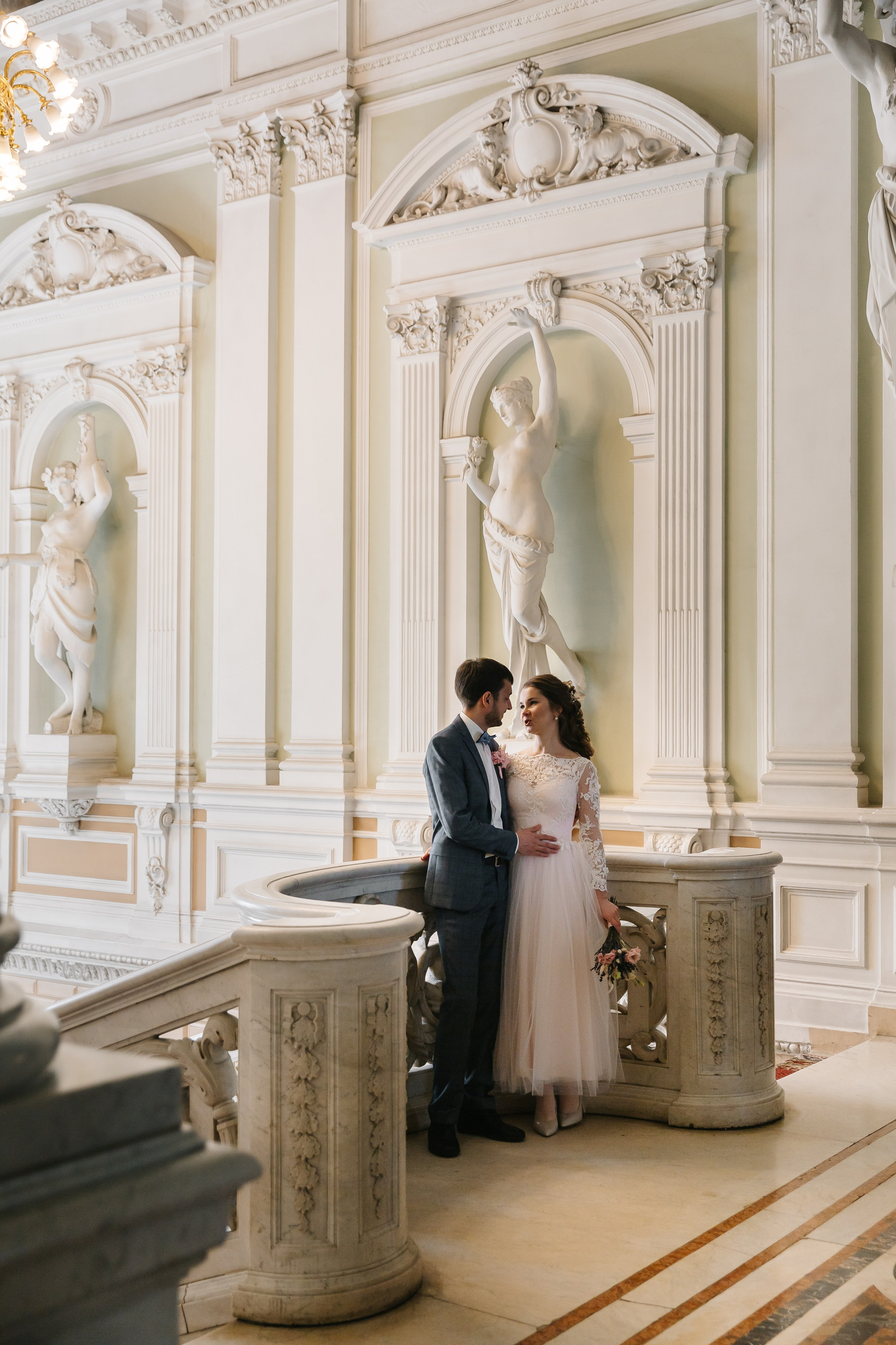 МАЙ | Дворец № 1, Атланты, Эрмитажный дворик. Свадебный фотограф в Санкт-Петербурге Полина Корзухина