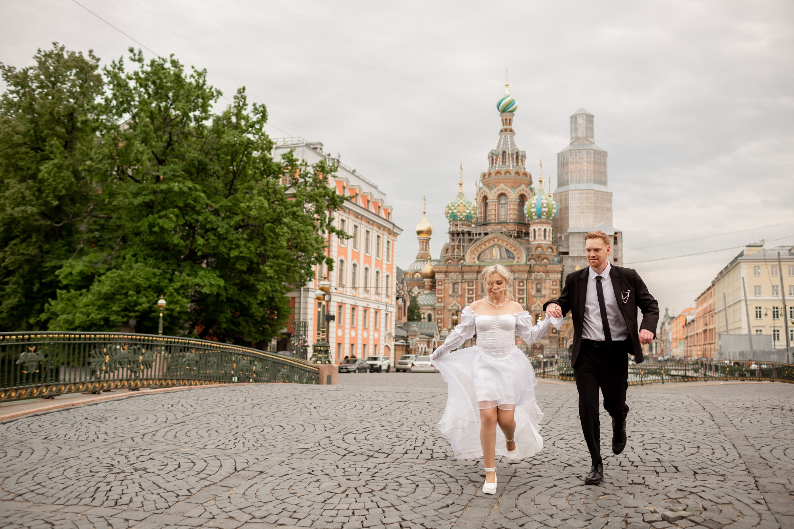 Свадебная фотопрогулка по улицам Петербурга. Свадебный фотограф Кирилл Белый