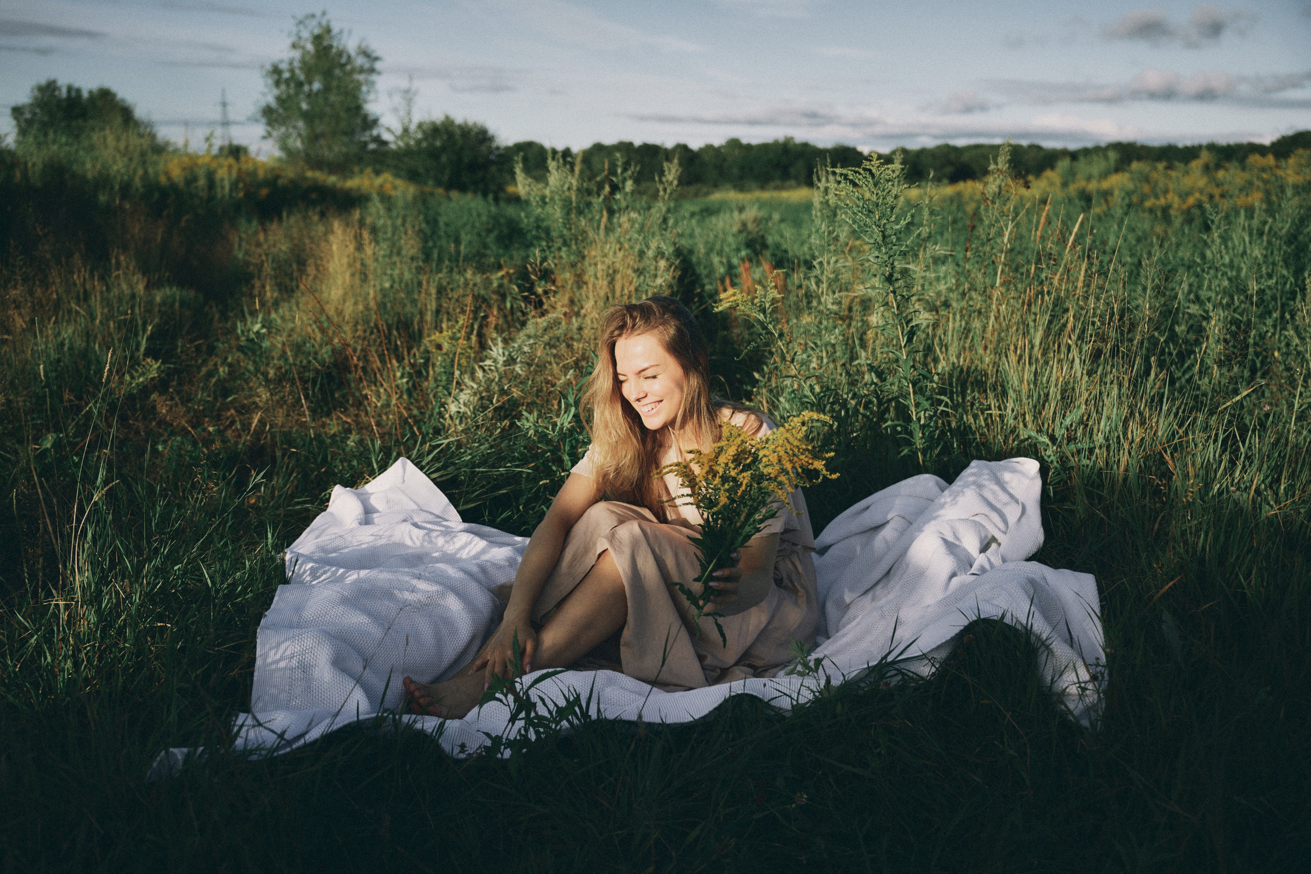 фотосессия девушки с пледом и цветами на природе