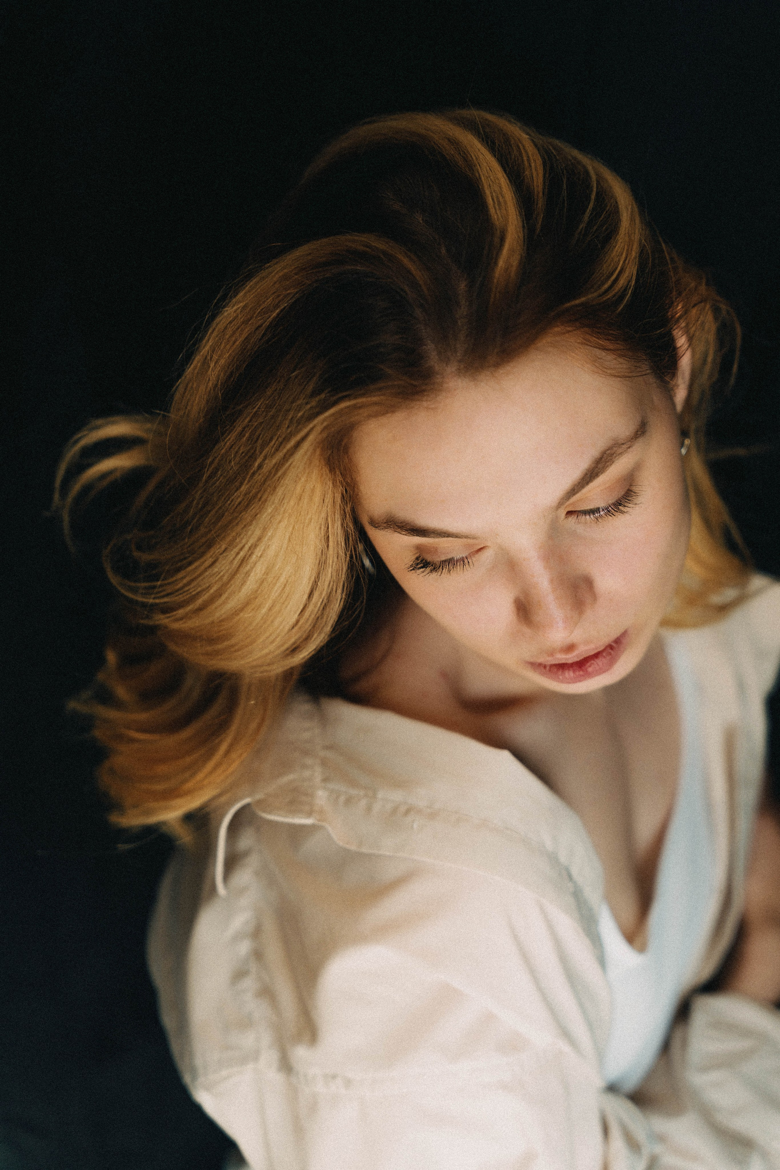 Женский портрет в студии — естественный и искусственный свет. Фотограф в Хабаровске Дмитрий Лемешков