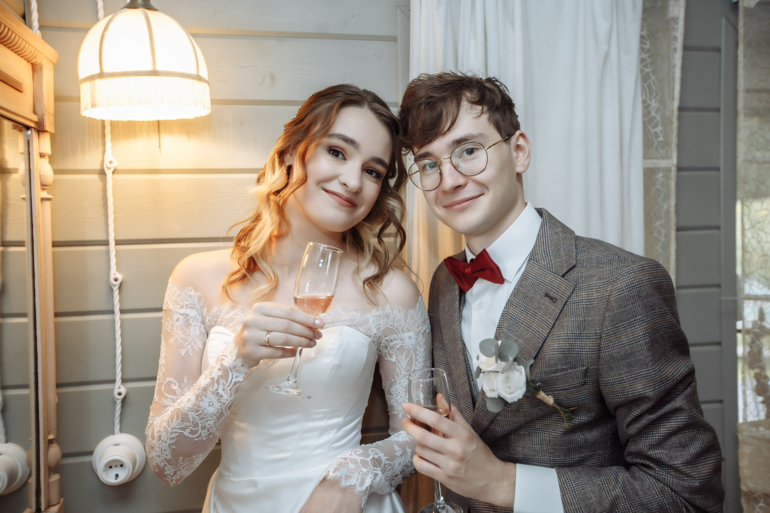 Молодожёны вдвоём пьют шампанское перед регистрацией брака, фото на свадьбу в Москве Павел Кор