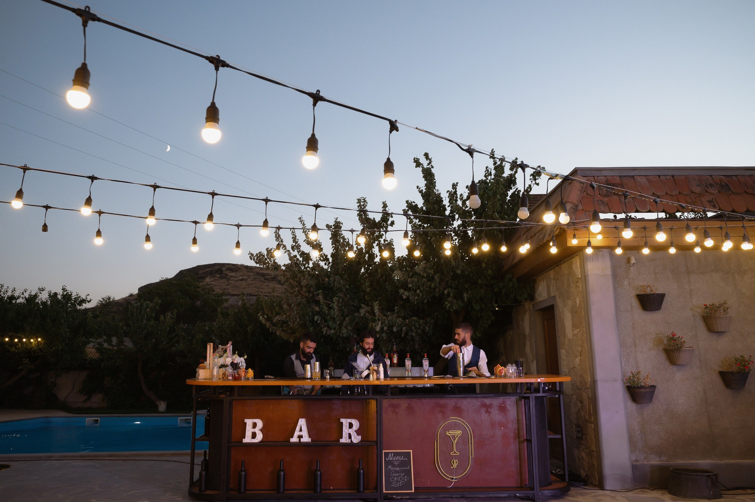 Трогательная свадебная вечеринка в горах Армении. Афина Ефимова. Свадебный фотограф Москва