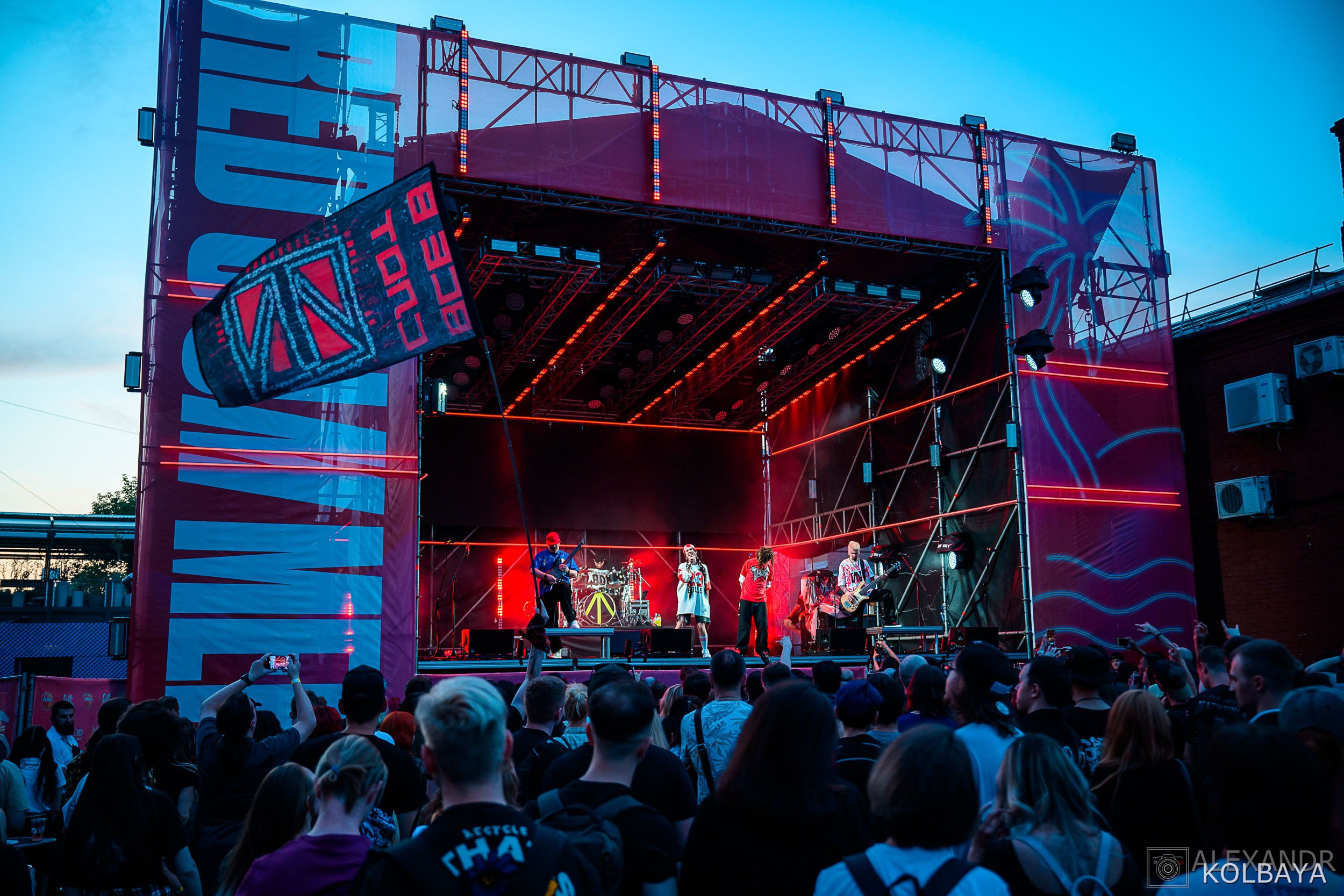 Фоторепортаж с концерта группы СЛОТ на Red Summer 2025. Концертный и театральный репортажный фотограф в Москве Александр Колбая