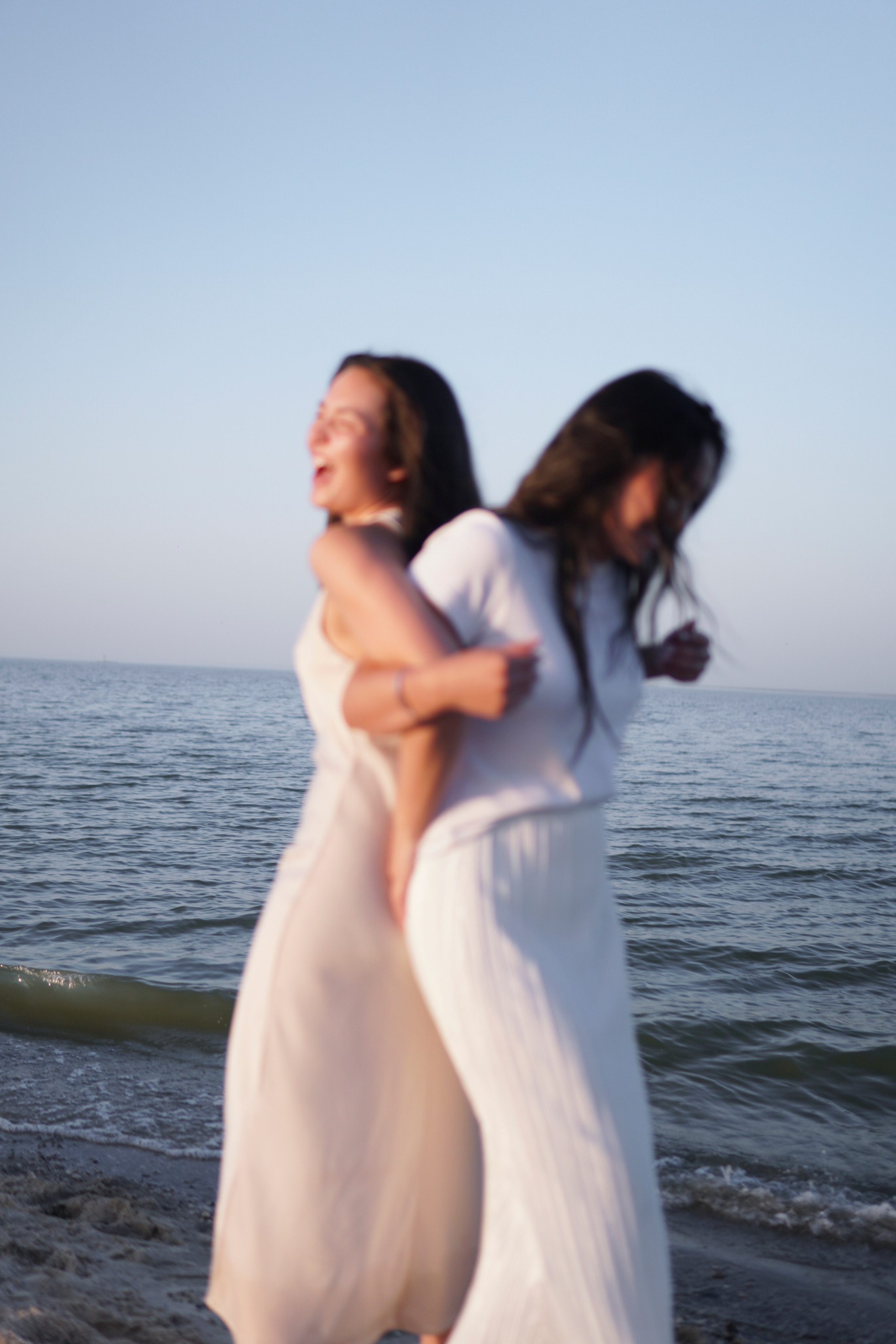 Сестры у моря в Ростове-на-Дону. Фотосессия за городом. Фотограф в Ростове-на-Дону Марина Мальцева