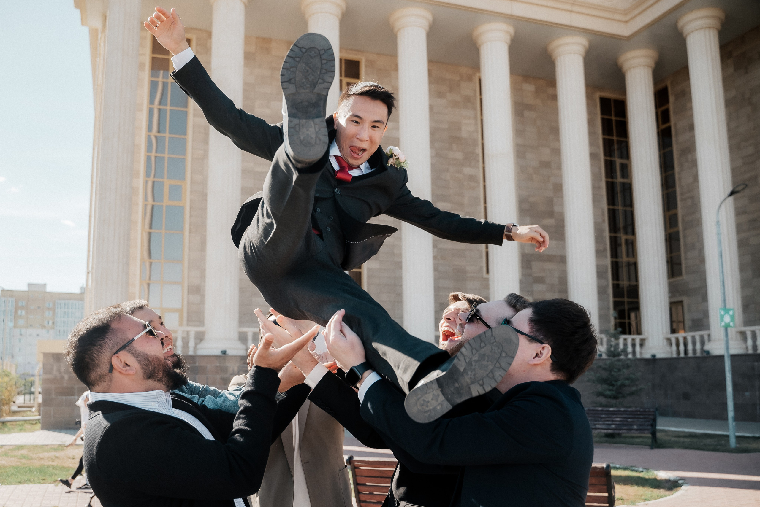 Жених, полёт, подбрасывание жениха, друзья жениха