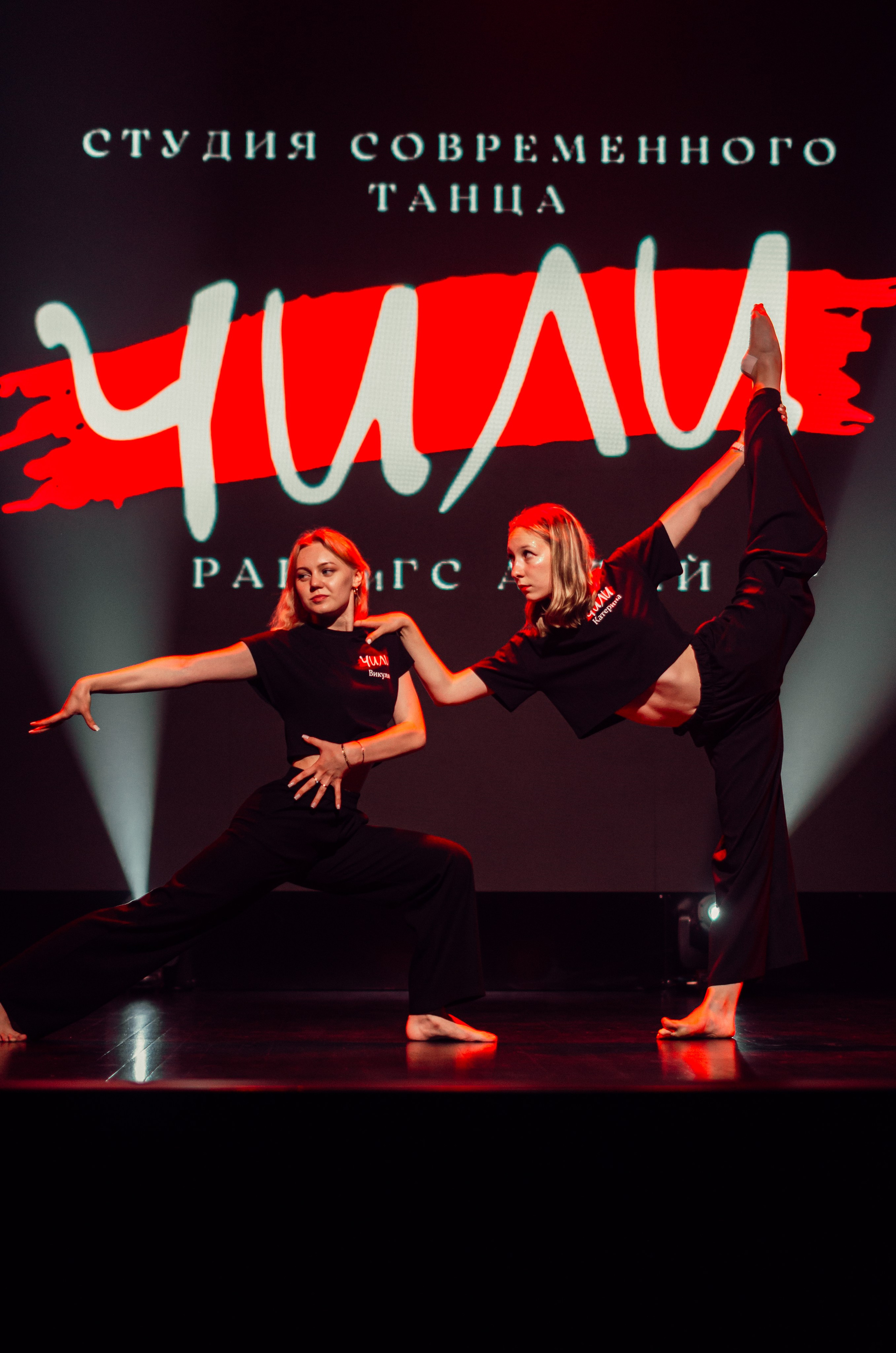 Групповая фотосъемка танцевального коллектива. Денисова Аля — фотограф для парных съемок и индивидуальных историй в Барнауле