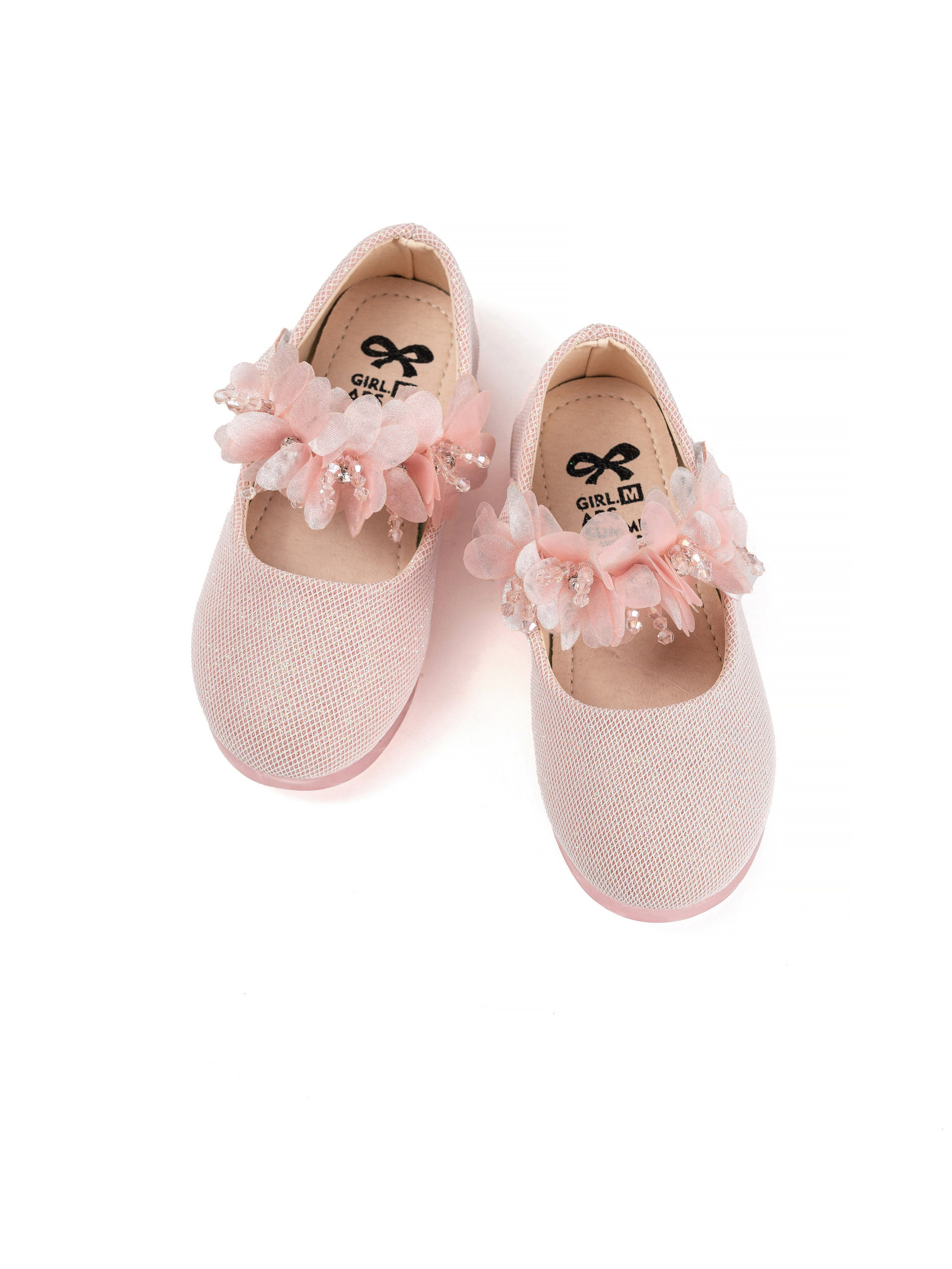 Детские туфельки, фотосъемка на однотонном фоне, съемка для маркетплейсов. Олейник Денис — предметный фотограф, фотограф для маркетплейсов в Казани