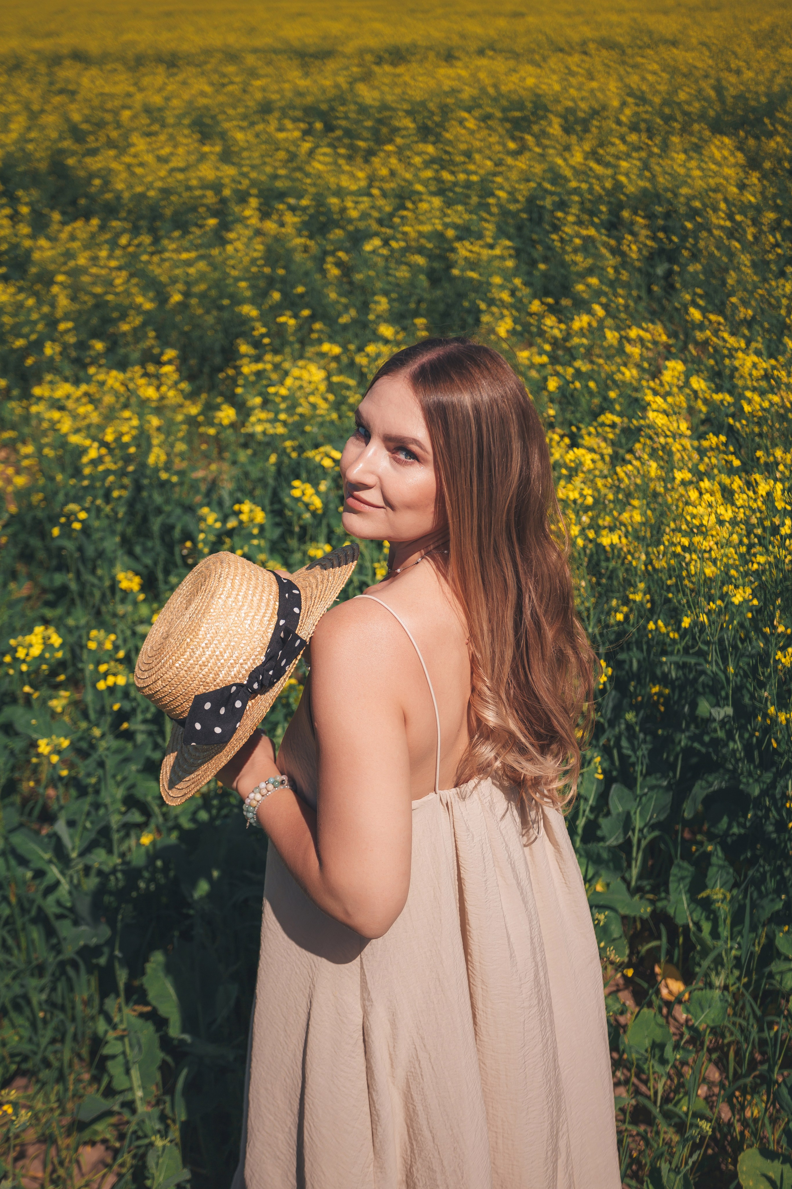 Рапсовое поле. Семейный и художественный фотограф в Тюмени Юлия Логинова