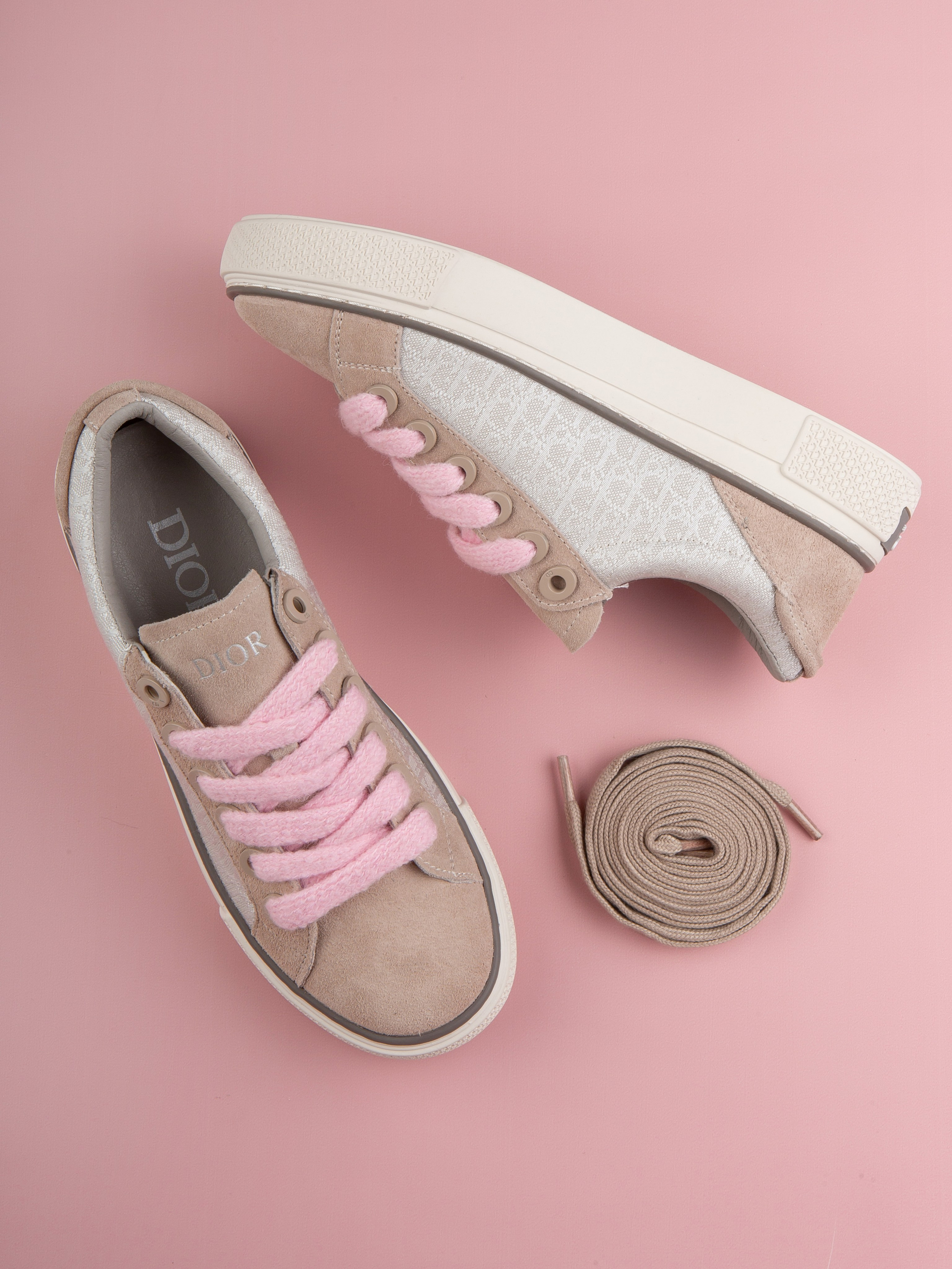 Обувь на цветных фонах. Фотограф Мария Кольцова