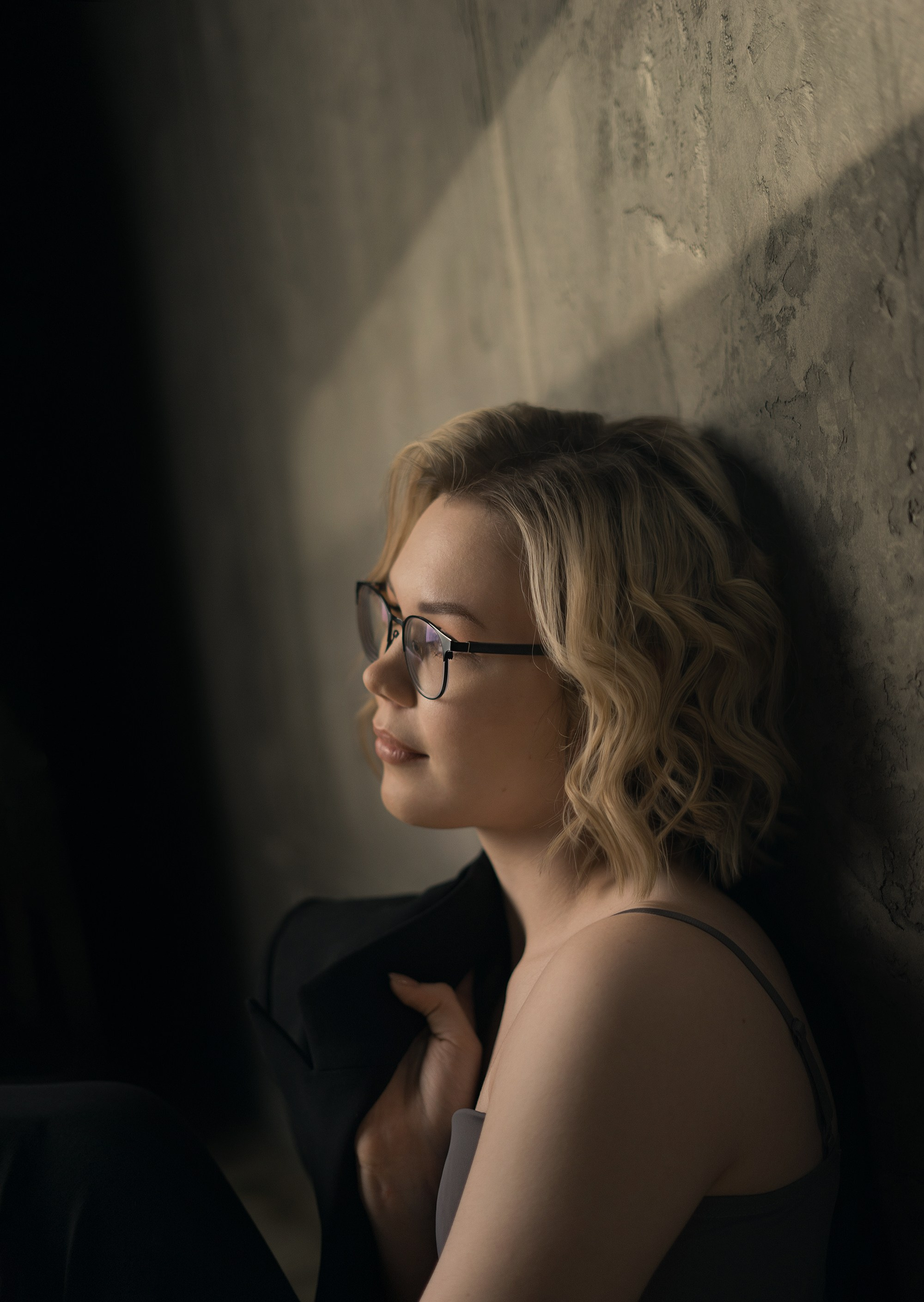 Женские портреты в Хабаровске. Фотосессия в студии. Девушка на фоне стены. Услуги фотографа.