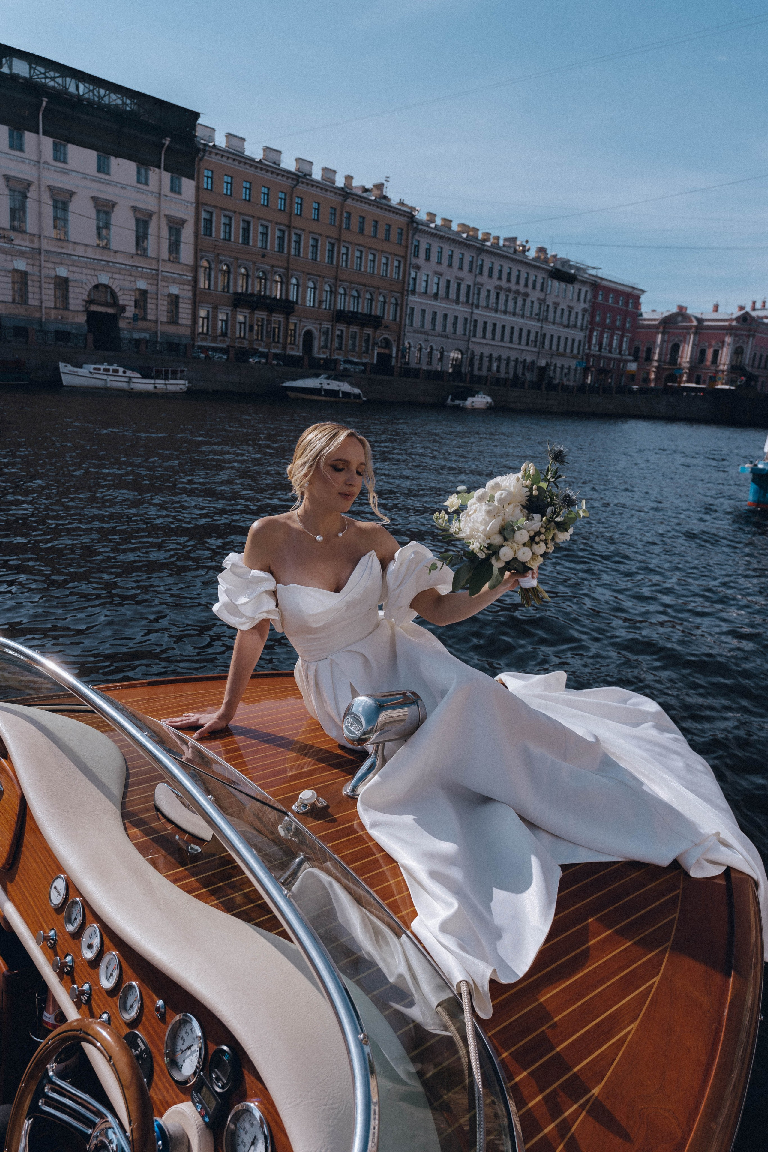 СВАДЕНБНАЯ СЬЕМКА НА КАТЕРЕ ПО КАНАЛАМ САНКТ-ПЕТЕРБУРГА И В АКВАТОРИИ НЕВЫ. Профессиональный фотограф, Санкт-Петербург — Виктория Богомолова