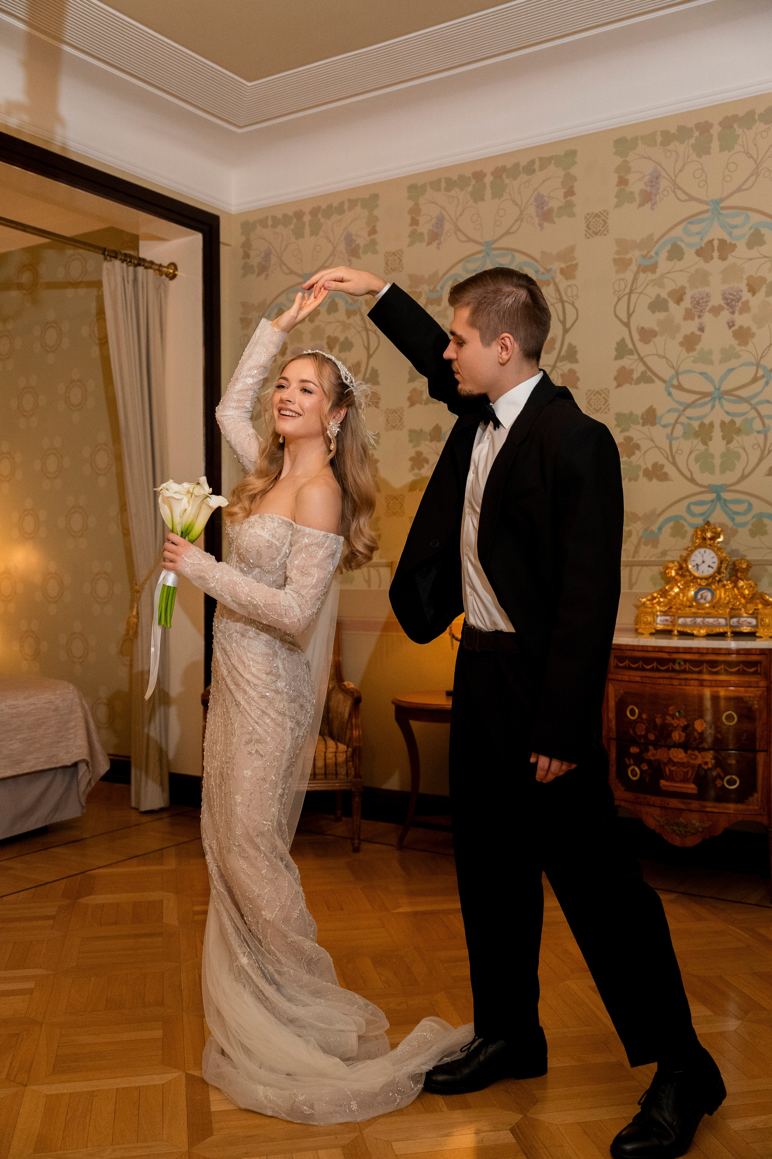 Свадебная фотосессия в отеле Метрополь. Свадебный фотограф в Москве Анна Полушина