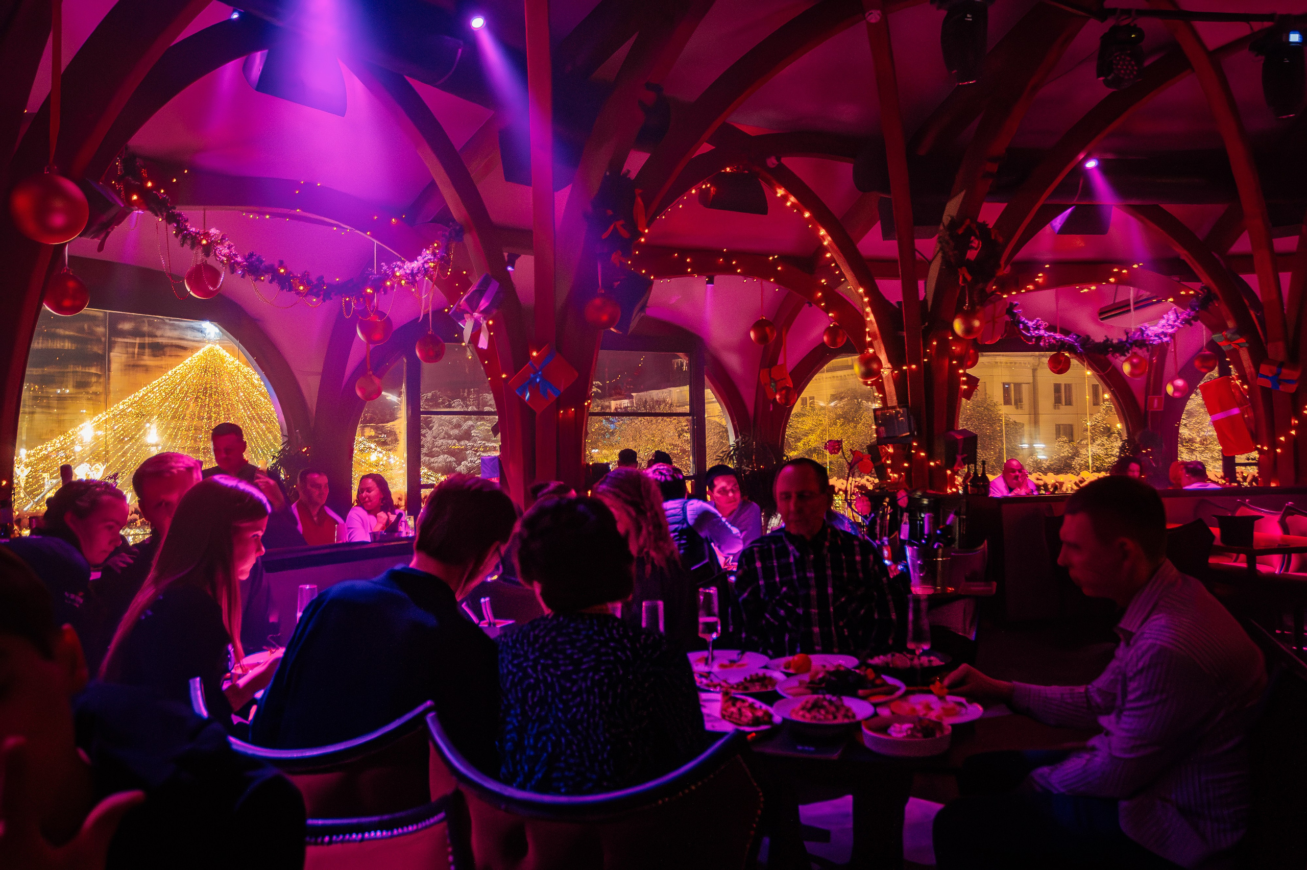 Новогодняя шоу-программа «MAGIC TIME» в PTIZZA BAR_Ялта_31.12.2025. Аминов Руслан | Фотограф