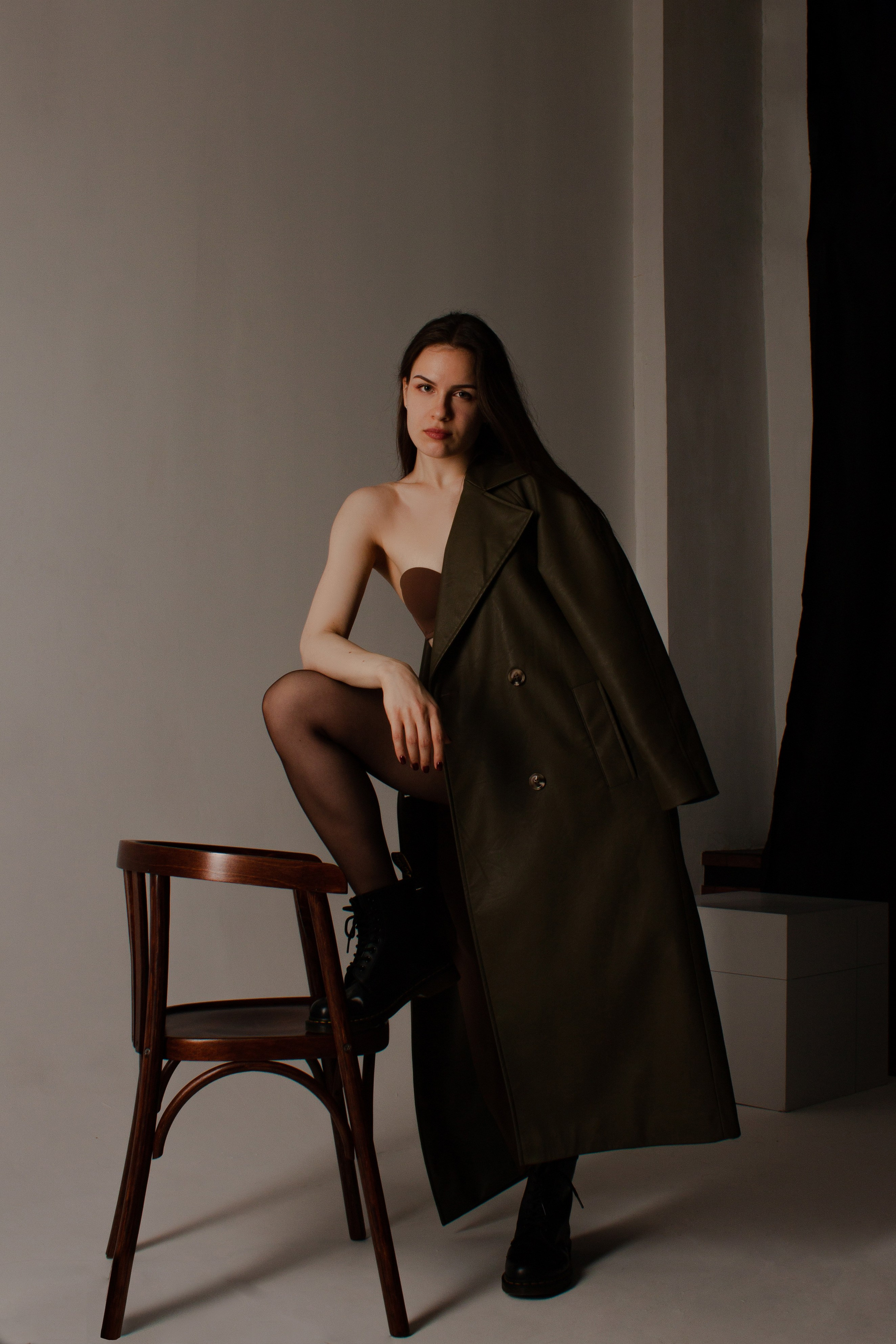 Стильная томная фотосессия в студии в зеленых цветах в тренче. Фотограф Наталья Воронина Москва