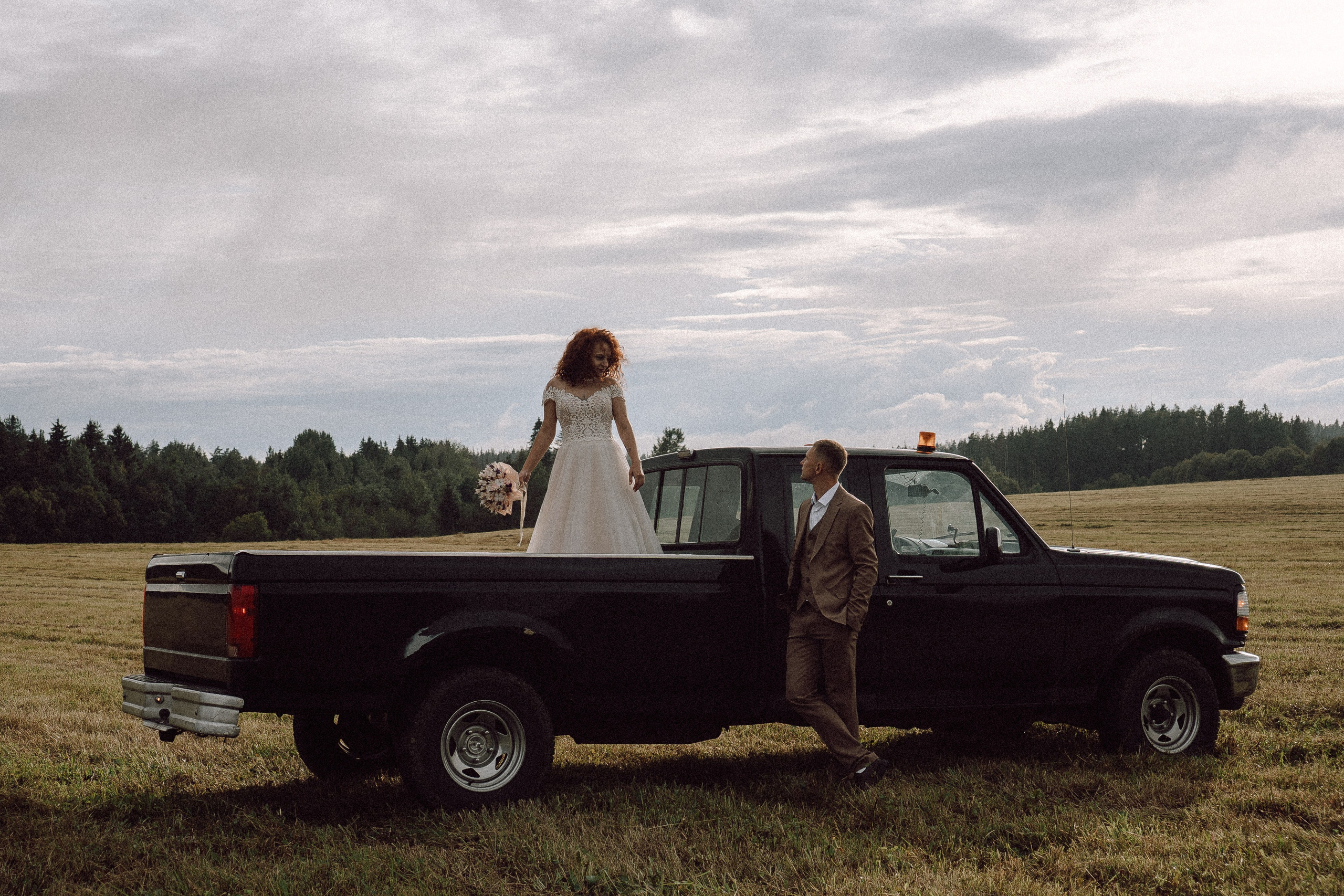 СВАДЕБНАЯ ФОТОСЕССИИЯ ПАРЫ В ГОРОДЕ ПРИОЗЕРСК В СОСНОВОМ ЛЕСУ И С ПИКАПОМ. Профессиональный фотограф, Санкт-Петербург — Виктория Богомолова