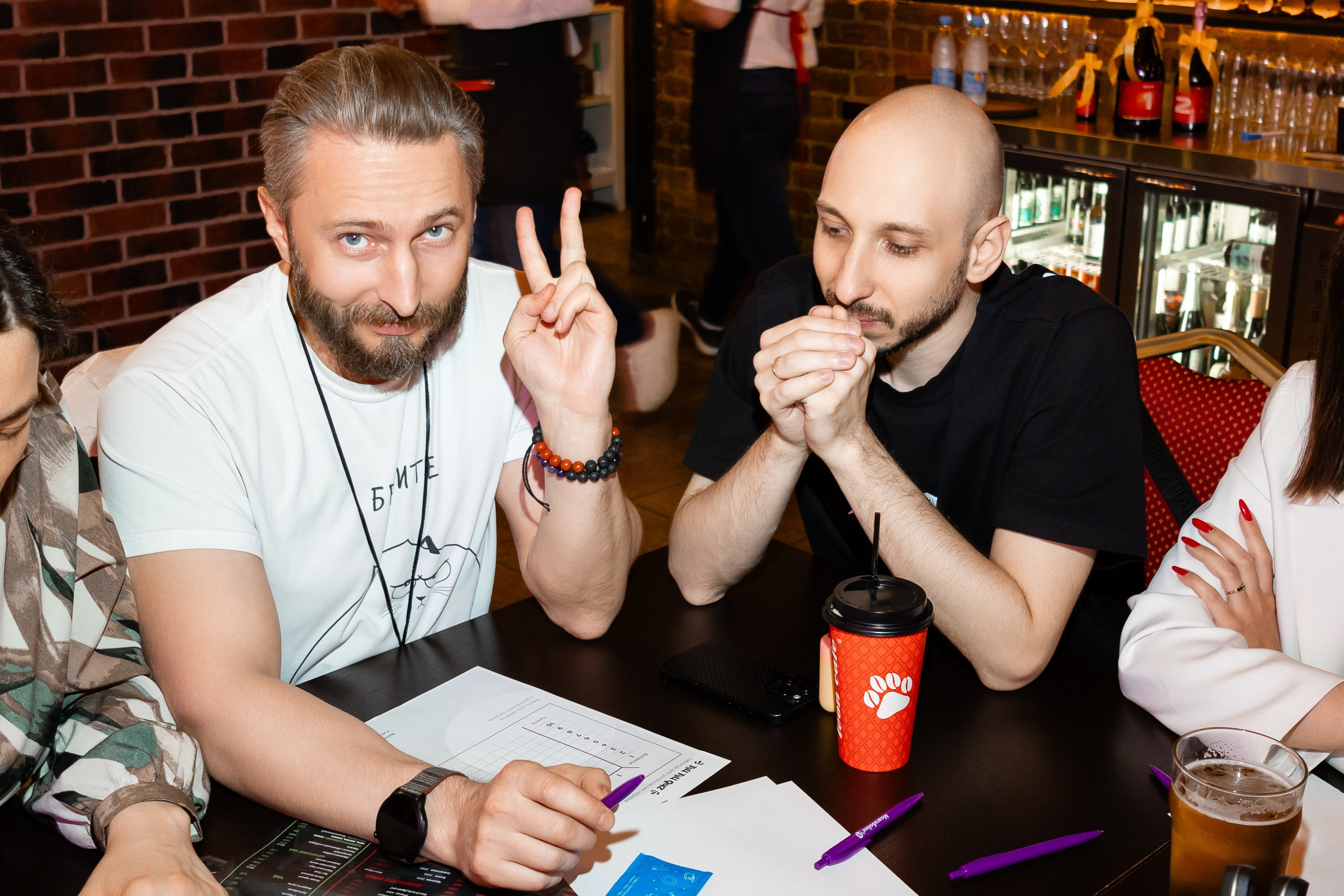 Игроки квиза в ожидании вопросов