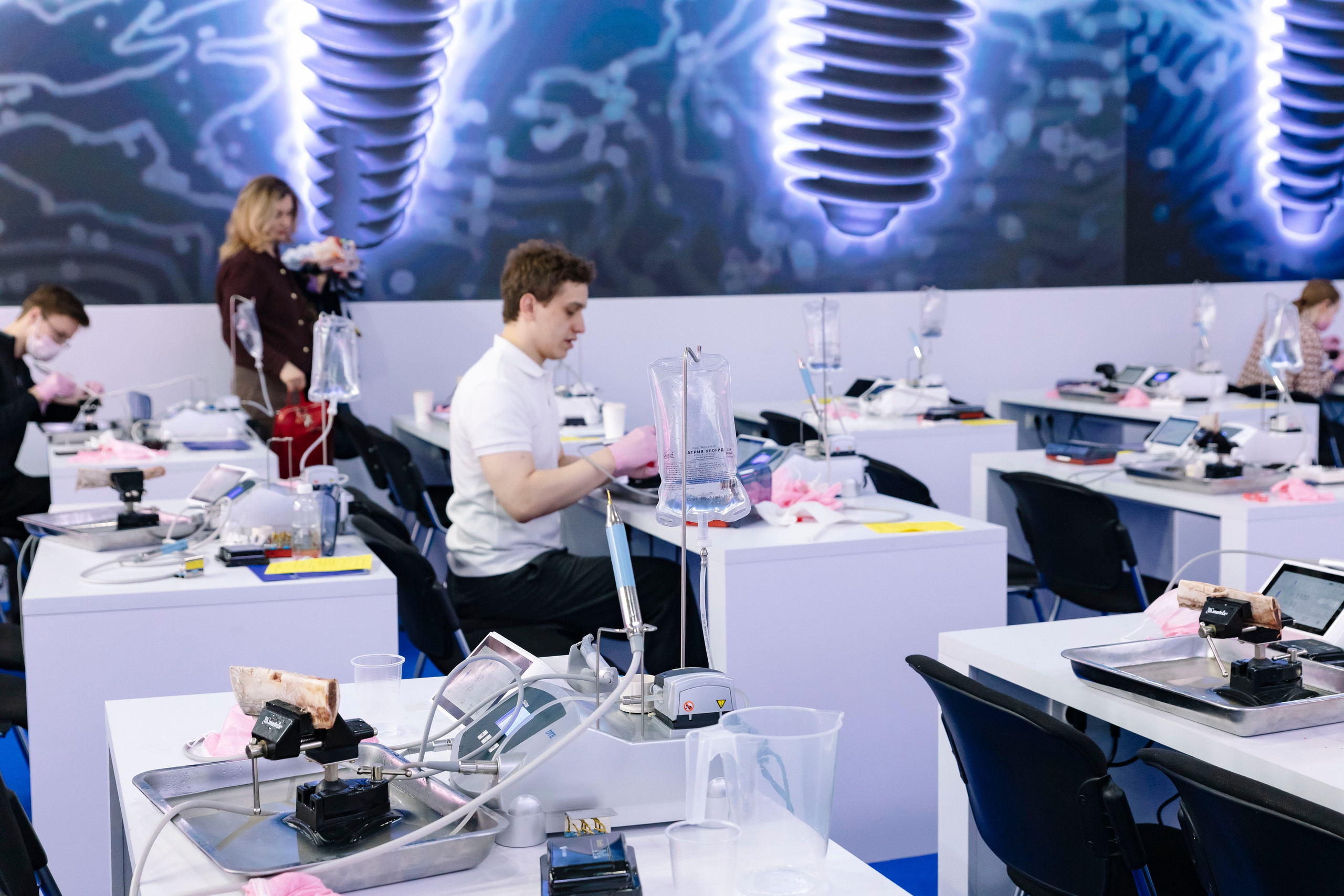 Стоматологическая выставка Dental Salon 2026. Профессиональный фотограф в Москве | Заказать фотосессию и съемку